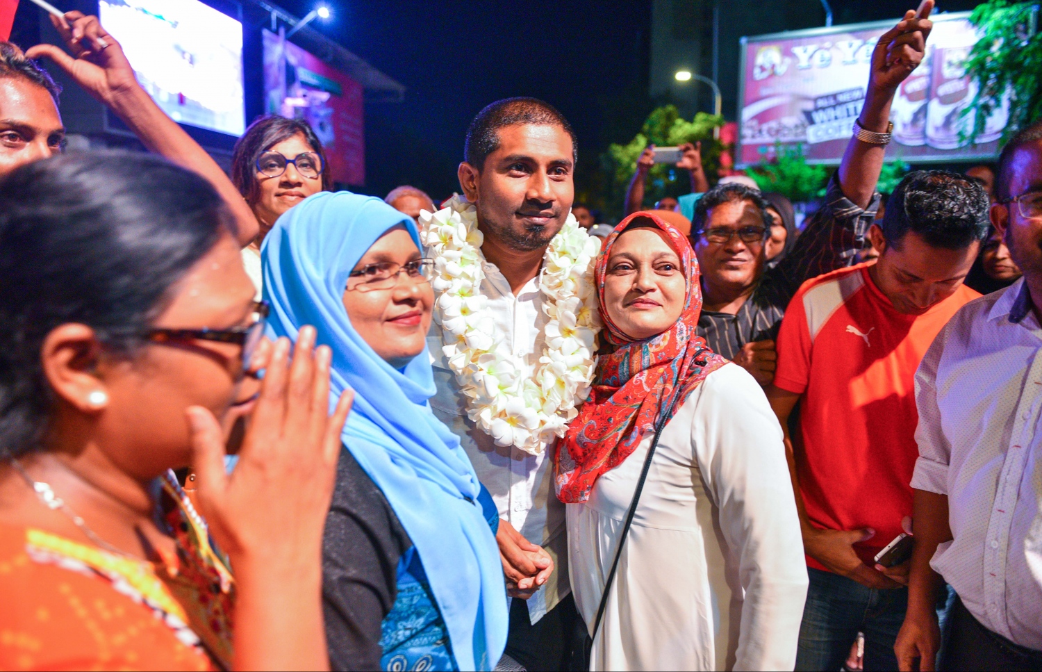 މާލެ: ޖޫން 9، 2017- މެމްބަރު މަހްލޫފު ޖަލުން މިނިވަންވުމާ ގުޅިގެން އޭނާ އަށް ޓަކައި އިދިކޮޅު ފަރާތްތަކުން އެމްޑީޕީގެ ހަރުގޭގައި ބޭއްވި ޖަލްސާ އަށް މަހްލޫފު ވަޑައިގަތުމުން، ސަޕޯޓަރުން އޭނާގެ ކަރުގައި އެޅުވި މާފައްޗާއެކު، ފޮޓޯއެއް ނަންގަވަނީ.---މިހާރު ފޮޓޯ: ހުސެއިން ވަހީދު