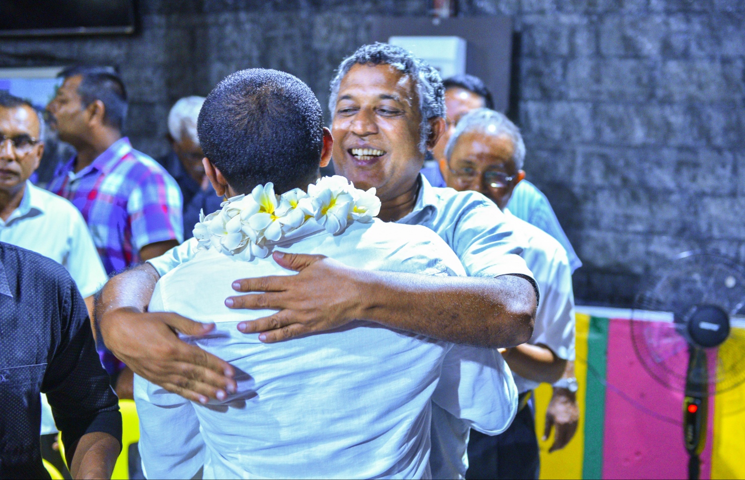 މާލެ: ޖޫން 9، 2017- މެމްބަރު މަހްލޫފު ޖަލުން މިނިވަންވުމާ ގުޅިގެން އޭނާ އަށް ޓަކައި އިދިކޮޅު ފަރާތްތަކުން އެމްޑީޕީގެ ހަރުގޭގައި ބޭއްވި ޖަލްސާގައި، އެމްޑީޕީގެ ސަރުކާރުގެ ހައުސިން މިނިސްޓަރު މުހައްމަދު އަސްލަމާއި މަހްލޫފް ސަލާމް ކުރައްވަނީ.---މިހާރު ފޮޓޯ: ހުސެއިން ވަހީދު