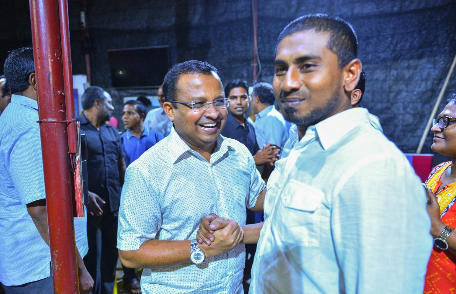 މާލެ: ޖޫން 9، 2017- މެމްބަރު މަހްލޫފް ޖަލުން މިނިވަންވުމަށް ފަހު، ޖުމްހޫރީ ޕާޓީގެ ޑެޕިއުޓީ ލީޑަރު އަދި ކުރީގެ ޕޮލިސް ކޮމިޝަނަރު އަބްދުﷲ ރިޔާޒާ ސަލާމް ކުރައްވަނީ.---މިހާރު ފޮޓޯ: ހުސެއިން ވަހީދު