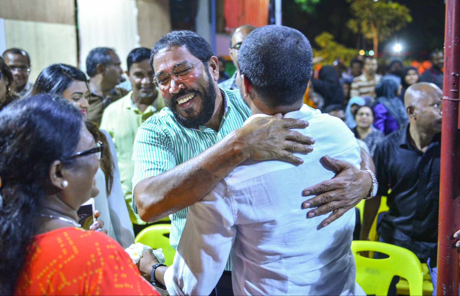 މާލެ: ޖޫން 9، 2017- މެމްބަރު މަހްލޫފު ޖަލުން މިނިވަންވުމާ ގުޅިގެން އޭނާ އަށް ޓަކައި އިދިކޮޅު ފަރާތްތަކުން އެމްޑީޕީގެ ހަރުގޭގައި ބޭއްވި ޖަލްސާގައި، ޖުމްހޫރީ ޕާޓީގެ ލީޑަރު ގާސިމް އިބްރާހީމާއި މަހްލޫފް ސަލާމް ކުރައްވަނީ.---މިހާރު ފޮޓޯ: ހުސެއިން ވަހީދު