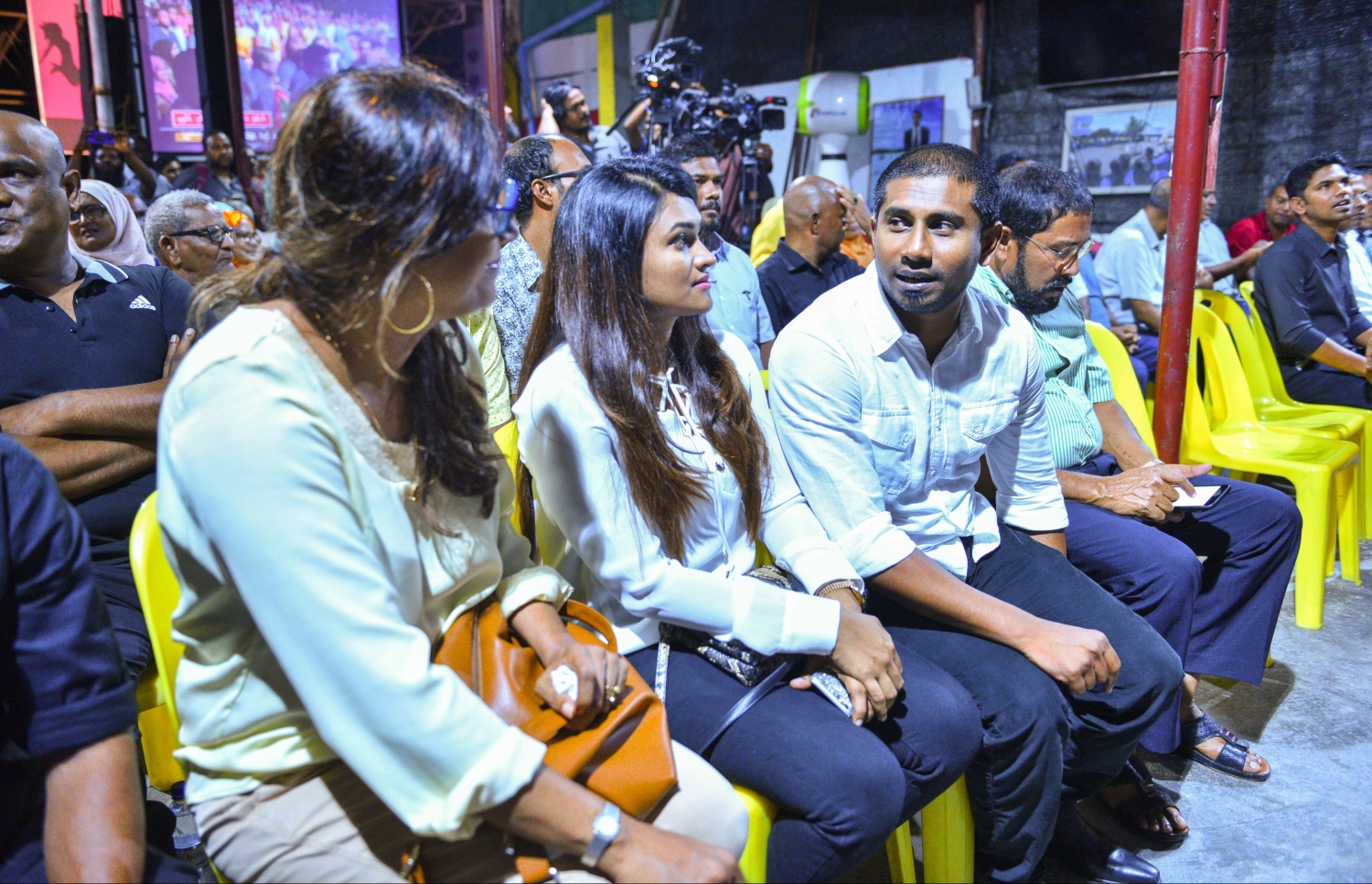 މާލެ: ޖޫން 9، 2017- މެމްބަރު މަހްލޫފު ޖަލުން މިނިވަންވުމާ ގުޅިގެން އޭނާ އަށް ޓަކައި އިދިކޮޅު ފަރާތްތަކުން އެމްޑީޕީގެ ހަރުގޭގައި ބޭއްވި ޖަލްސާގައި މަހްލޫފާއި މައްޗަންގޮޅީ އުތުރު ދާއިރާގެ މެމްބަރު މާރިޔާ ވާހަކަ ދައްކަވާއިރު، މަހްލޫފުގެ އަނބިކަނބަލުން ނަޒޫ (މ)..---މިހާރު ފޮޓޯ: ހުސެއިން ވަހީދު