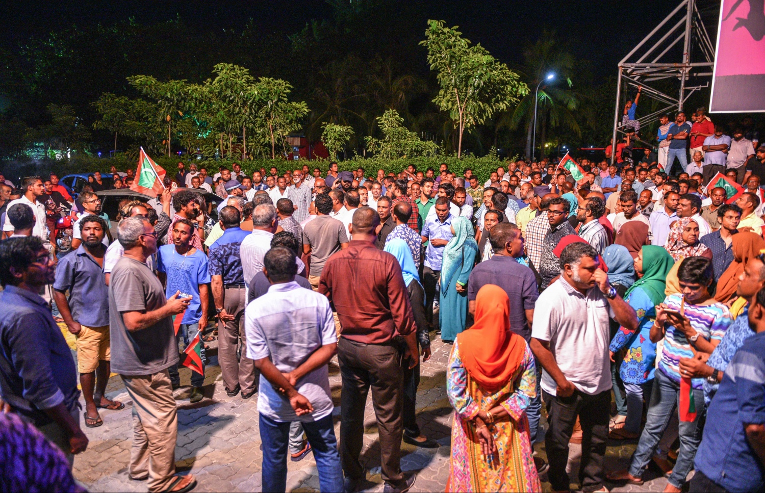 މާލެ: ޖޫން 9، 2017- މެމްބަރު މަހްލޫފު ޖަލުން މިނިވަންވުމާ ގުޅިގެން އޭނާ އަށް ޓަކައި އިދިކޮޅު ފަރާތްތަކުން އެމްޑީޕީގެ ހަރުގޭގައި ބޭއްވި ޖަލްސާ ކުރިއަށް ގެންދާއިރު، މަގުމަތީގައި ތިބެގެން ޖަލްސާ އަޑުއަހަނީ: މިއީ ރޯދަމަހުގެ ތެރޭގައި އިދިކޮޅު ފަރާތްތަކުން ބޭއްވި ފުރަތަމަ ޖަލްސާ ކަމަށްވާއިރު، ވަރަށް ގިނަ އަދަދެއްގެ ބަޔަކު ހާޒިރުވެ، މުޅި ސަރަހައްދު އޮތީ ފުރިފައި.---މިހާރު ފޮޓޯ: ހުސެއިން ވަހީދު