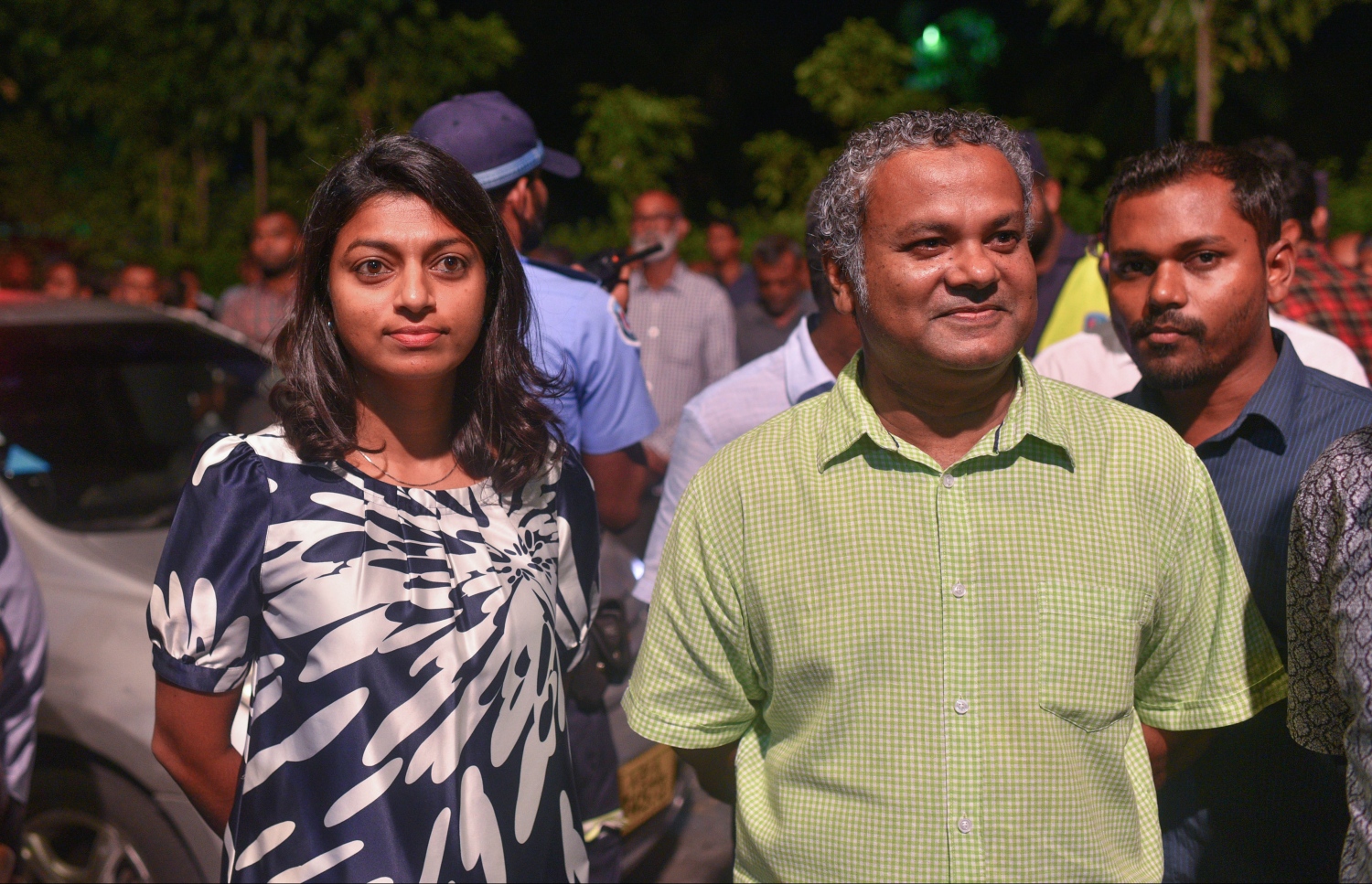 މާލެ: ޖޫން 9، 2017- މެމްބަރު މަހްލޫފު ޖަލުން މިނިވަންވުމާ ގުޅިގެން އޭނާ އަށް ޓަކައި އިދިކޮޅު ފަރާތްތަކުން އެމްޑީޕީގެ ހަރުގޭގައި ޖަލްސާ ކުރިއަށް ގެންދާއިރު، އެމްޑީޕީގެ ޗެއާޕާސަން ނައިބު ނިޔާޒް (ކ) އަދި ގަލޮޅު އުތުރު ދާއިރާގެ މެމްބަރު އީވާ، ހަރުގޭގެ ބޭރުން މަގުމަތީގައި ތިއްބަވައިގެން ޖަލްސާ ބައްލަވަނީ.---މިހާރު ފޮޓޯ: ހުސެއިން ވަހީދު