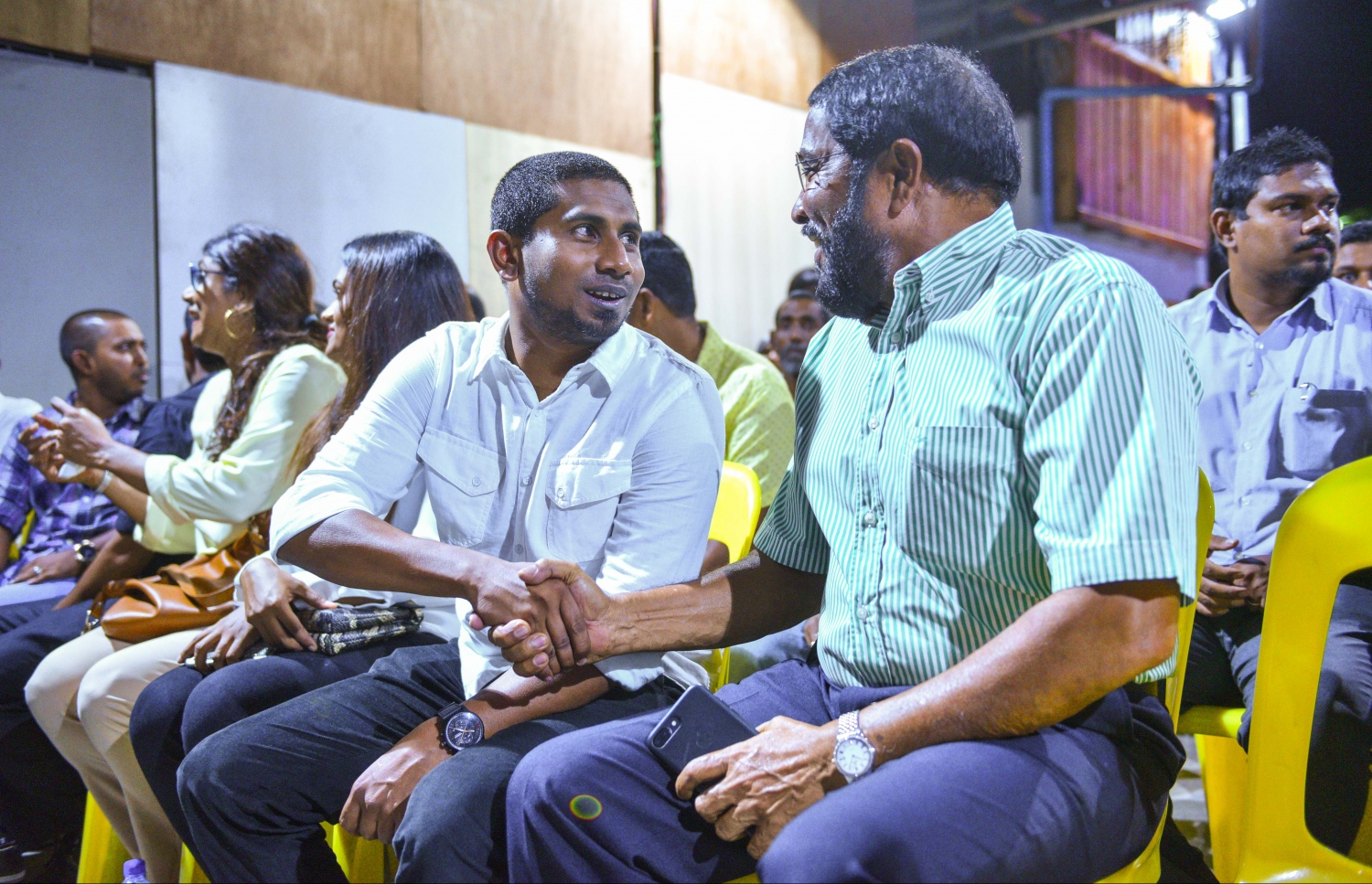 މާލެ: ޖޫން 9، 2017- މެމްބަރު މަހްލޫފު ޖަލުން މިނިވަންވުމާ ގުޅިގެން އޭނާ އަށް ޓަކައި އިދިކޮޅު ފަރާތްތަކުން އެމްޑީޕީގެ ހަރުގޭގައި ބޭއްވި ޖަލްސާގައި ޖުމްހޫރީ ޕާޓީގެ ލީޑަރު ގާސިމާއި މަހްލޫފު ސަލާމް ކުރައްވަނީ.---މިހާރު ފޮޓޯ: ހުސެއިން ވަހީދު