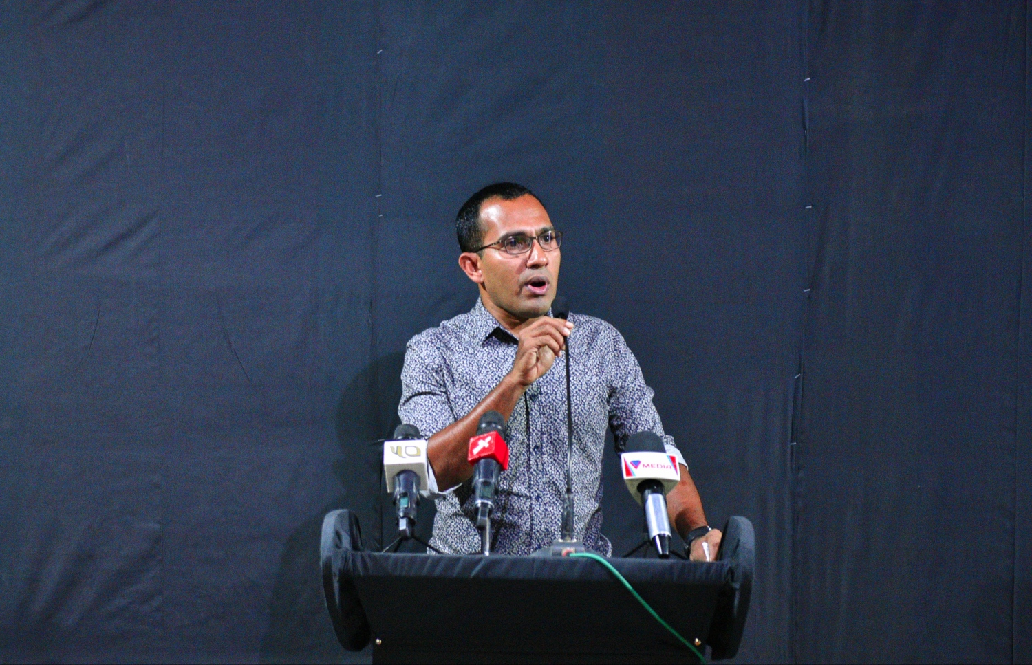 މާލެ: ޖޫން 9، 2017- މެމްބަރު މަހްލޫފު ޖަލުން މިނިވަންވުމާ ގުޅިގެން އޭނާ އަށް ޓަކައި އިދިކޮޅު ފަރާތްތަކުން އެމްޑީޕީގެ ހަރުގޭގައި ބޭއްވި ޖަލްސާގައި މޯލްޑިވްސް ޔުނައިޓެޑް އޮޕޮޒިޝަން (އެމްޔޫއޯ) ގެ ޝެޑޯ މިނިސްޓަރު އަދި ރައީސް ޔާމީންގެ ސަރުކާރުގައި ޔޫތު މިނިސްޓަރުކަން ކުރެއްވި މަލީހް ވާހަކަ ދައްކަވަނީ.---މިހާރު ފޮޓޯ: ހުސެއިން ވަހީދު