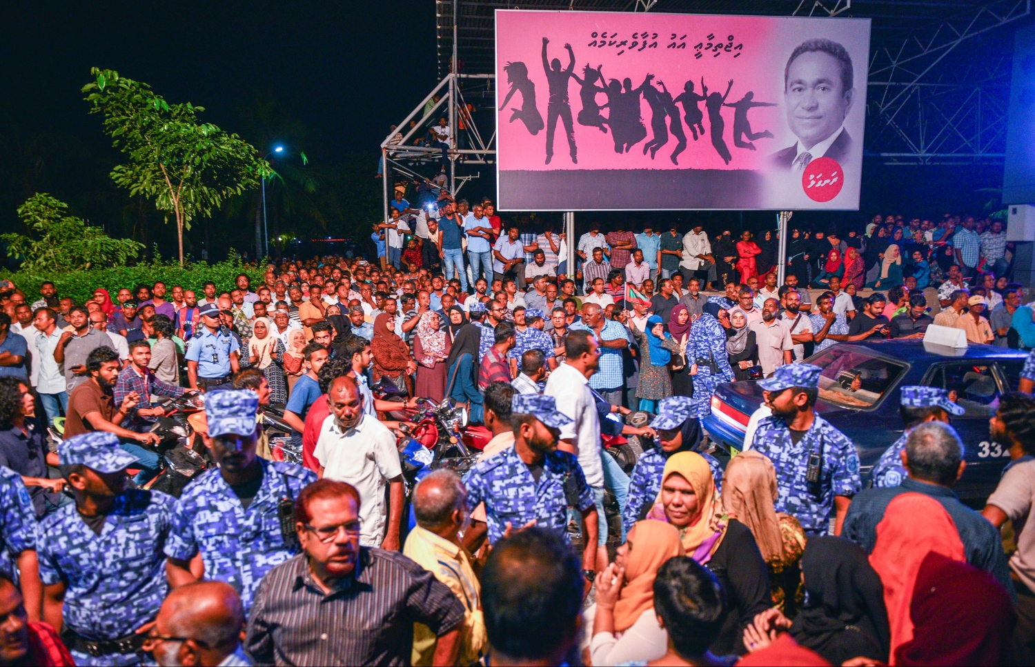 މާލެ: ޖޫން 9، 2017- މެމްބަރު މަހްލޫފު ޖަލުން މިނިވަންވުމާ ގުޅިގެން އޭނާ އަށް ޓަކައި އިދިކޮޅު ފަރާތްތަކުން އެމްޑީޕީގެ ހަރުގޭގައި ޖަލްސާ ކުރިއަށް ގެންދާއިރު، ހަރުގެ ފުރި ބާރުވެގެން، މަގުމަތީގައި ތިބެގެން ޖަލްސާ ބަލާ މީހުން ފޮނުވާލުމަށް އެސްއޯ ފުލުހުން ހަރަކާތްތެރިވަނީ: އެ މީހުން އެ ސަރަހައްދުން ފޮނުވާލުމަށް ފުލުހުން ވަނީ ޕެޕާ ސްޕްރޭ ވެސް ބޭނުންކޮށްފައި.---މިހާރު ފޮޓޯ: ހުސެއިން ވަހީދު