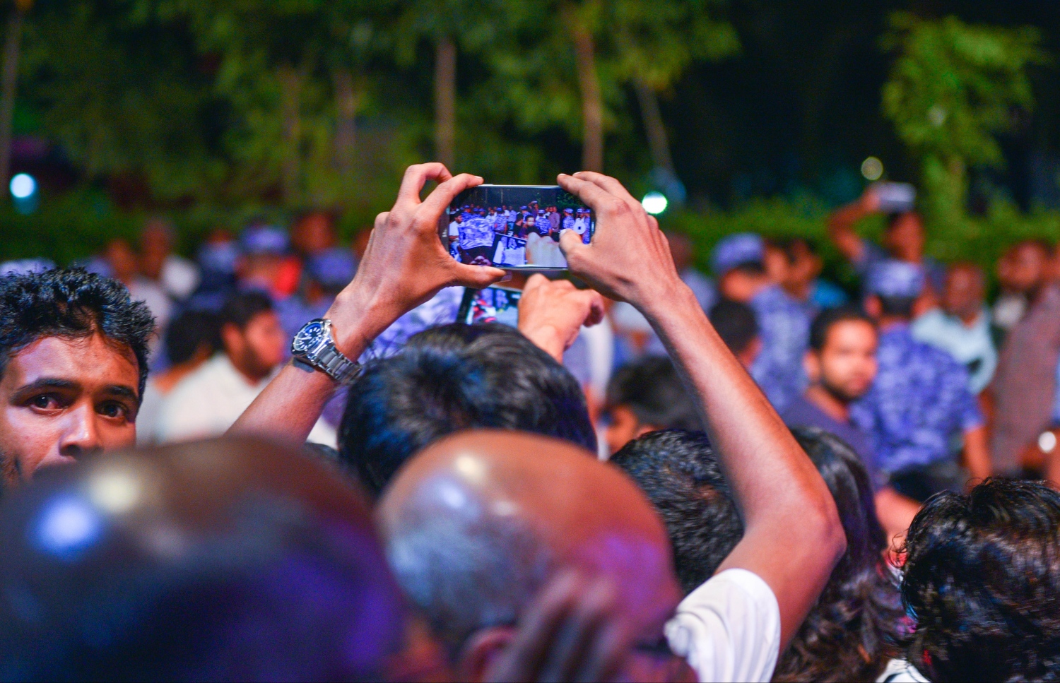 މާލެ: ޖޫން 9، 2017- މެމްބަރު މަހްލޫފު ޖަލުން މިނިވަންވުމާ ގުޅިގެން އޭނާ އަށް ޓަކައި އިދިކޮޅު ފަރާތްތަކުން އެމްޑީޕީގެ ހަރުގޭގައި ޖަލްސާ ކުރިއަށް ގެންދާއިރު، މަގުމަތީގައި އެއްވެ ތިބި އިިދިކޮޅު މީހުން އެ ސަރަހައްދުން ފޮނުވާލުމަށް އުޅުނު އެސްއޯ ފުލުހުންގެ ހަރަކާތްތައް މީހަކު ފޮޓޯ ނަގަނީ: ހަރުގޭގެ ބޭރުގައި މަގުމަތީގައި ތިބި އިދިކޮޅު މީހުން އެ ސަރަހައްދުން ފޮނުވާލުމަށް ފުލުހުން ޕެޕާ ސްޕްރޭ ޖެހި.---މިހާރު ފޮޓޯ: ހުސެއިން ވަހީދު