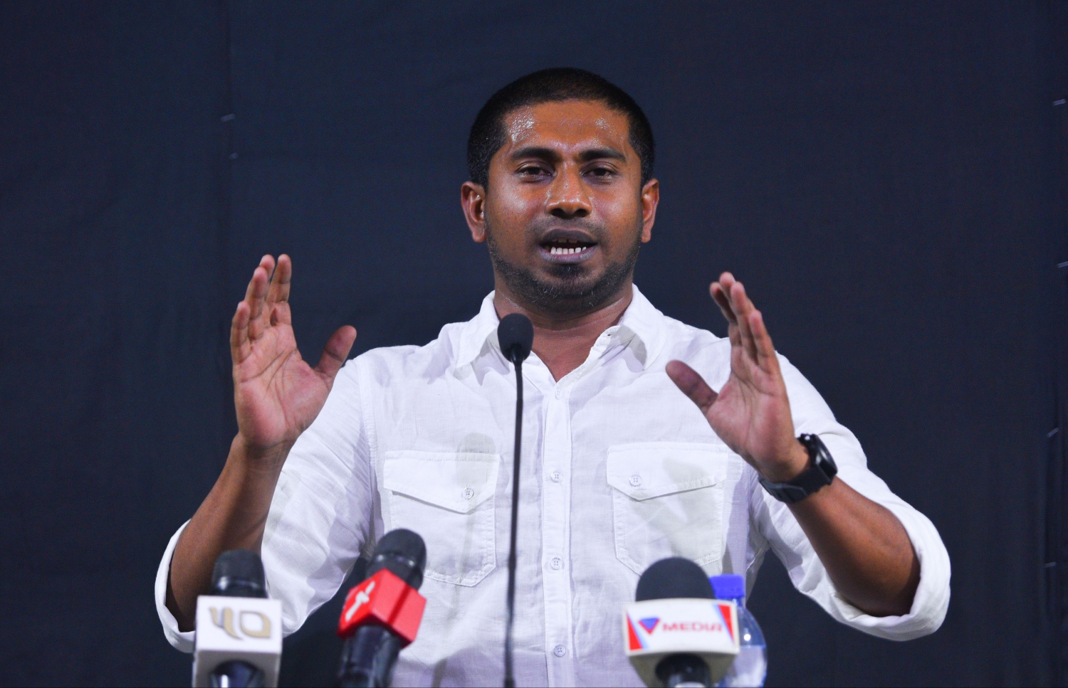 މާލެ: ޖޫން 9، 2017- މެމްބަރު މަހްލޫފު ޖަލުން މިނިވަންވުމާ ގުޅިގެން އޭނާ އަށް ޓަކައި އިދިކޮޅު ފަރާތްތަކުން އެމްޑީޕީގެ ހަރުގޭގައި ބޭއްވި ޖަލްސާގައި މަހްލޫފު ވާހަކަ ދައްކަވަނީ.---މިހާރު ފޮޓޯ: ހުސެއިން ވަހީދު