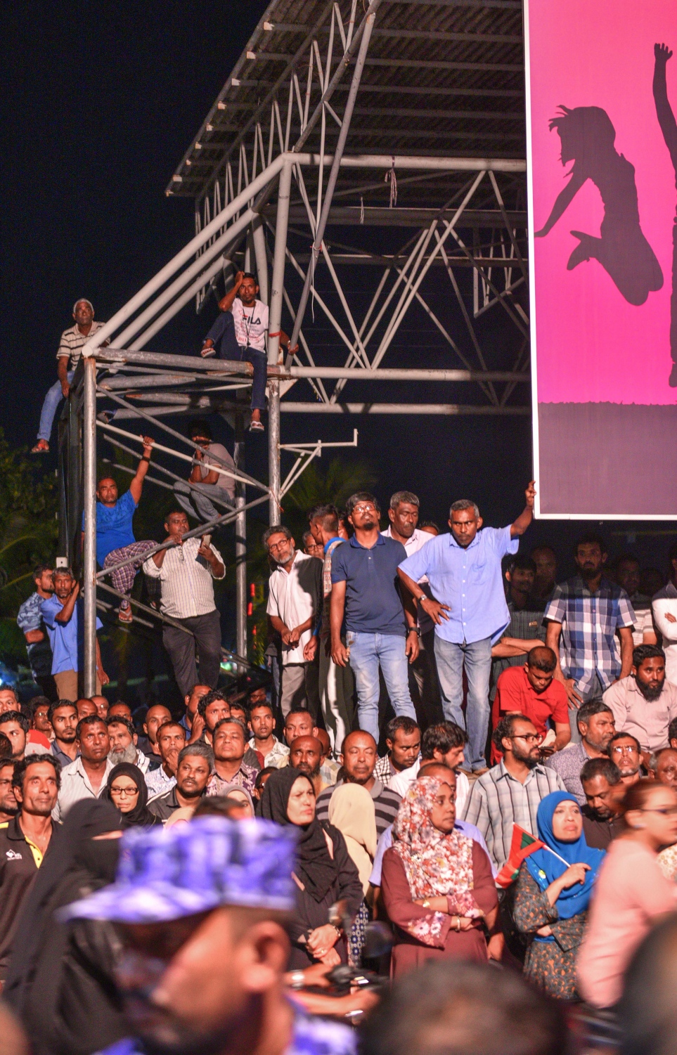 މާލެ: ޖޫން 9، 2017- މެމްބަރު މަހްލޫފު ޖަލުން މިނިވަންވުމާ ގުޅިގެން އޭނާ އަށް ޓަކައި އިދިކޮޅު ފަރާތްތަކުން އެމްޑީޕީގެ ހަރުގޭގައި ޖަލްސާގައި ބައިވެރިވުމަށް މީހުންތައް މަގުމަތީގައި ތޮއްޖެހިފައި: ޖާގަ ކުޑަ ހަރުގެ ފުރިގެން މަގުމަތީގައި ގިނަ ބަޔަކު މި ޖަލްސާ ބަލަން ތިބި ނަމަވެސް، އެ މީހުން އެ ސަރަހައްދުން ފޮނުވާލުމަށް ފުލުހުން ޕެޕާ ސްޕްރޭ ވެސް ޖެހި. އެކަމަކު އެ ސަރަހައްދު ހުހެއް ނުކުރެވުނު.---މިހާރު ފޮޓޯ: ހުސެއިން ވަހީދު