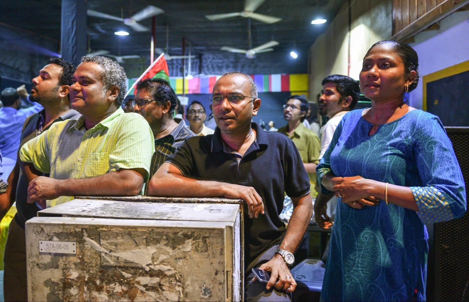 މާލެ: ޖޫން 9، 2017- މެމްބަރު މަހްލޫފު ޖަލުން މިނިވަންވުމާ ގުޅިގެން އޭނާ އަށް ޓަކައި އިދިކޮޅު ފަރާތްތަކުން އެމްޑީޕީގެ ހަރުގޭގައި ޖަލްސާ ކުރިއަށް ގެންދާއިރު، އެމްޑީޕީގެ ޗެއާޕާސަން ހަސަން ލަތީފް (މ) އަދި ޗެއާޕާސަންގެ ނައިބު ނިޔާޒް ހަރުގޭގެ ބޭރުން މަގުމަތީގައި ތިއްބަވައިގެން ޖަލްސާ ބައްލަވަނީ.---މިހާރު ފޮޓޯ: ހުސެއިން ވަހީދު