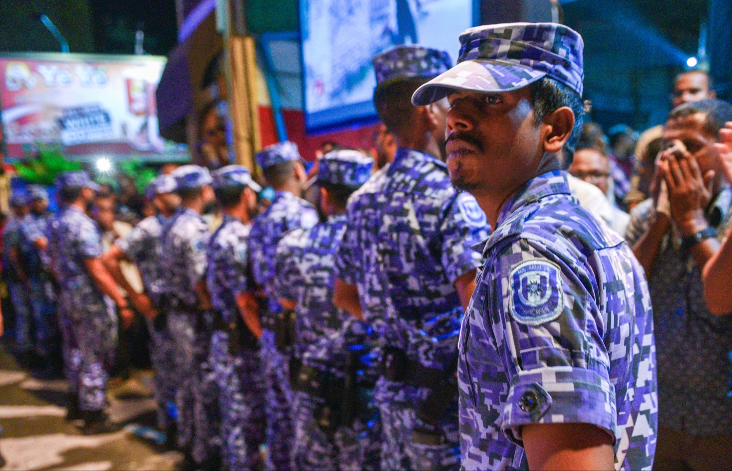 މާލެ: ޖޫން 9، 2017- މެމްބަރު މަހްލޫފު ޖަލުން މިނިވަންވުމާ ގުޅިގެން އޭނާ އަށް ޓަކައި އިދިކޮޅު ފަރާތްތަކުން އެމްޑީޕީގެ ހަރުގޭގައި ޖަލްސާ ކުރިއަށް ގެންދާއިރު، އެސްއޯ ފުލުހުން ބޭރުގައި ފޯރިމަރަނީ: ހަރުގޭގެ ބޭރުގައި މަގުމަތީގައި ތިބި އިދިކޮޅު މީހުން އެ ސަރަހައްދުން ފޮނުވާލުމަށް ފުލުހުން ޕެޕާ ސްޕްރޭ ޖެހި.---މިހާރު ފޮޓޯ: ހުސެއިން ވަހީދު