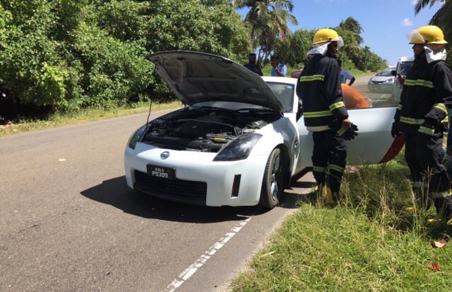 ދުއްވާފައި ދަނިކޮށް ޑޭޝް ބޯޑް ވިރުނު ކާރުގެ ކައިރީގައި ފަޔާމަނުން ހަރަކާތްތެރި ވަނީ. ފޮޓޯ/ ޝަރަފުއްދީން