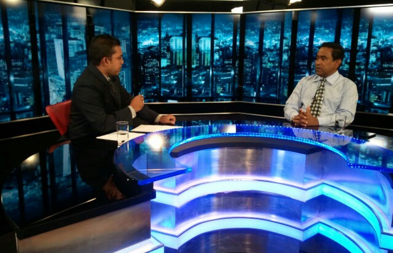 ދިޓީވީގައި އުޅުއްވި ދުވަސްވަރު މެމްބަރު އަމީތު، އޭރުގެ ރައްޔިތުންގެ މަޖިލިހުގެ މެމްބަރު އަބްދުﷲ ޔާމީނާ އިންޓަވިއުކުރައްވަނީ