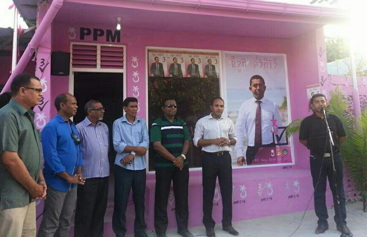 ރައްޔިތުންގެ މަޖިލިހުގެ ކެމްޕެއިންގައި އަމީތު (ވ) ޖަލްސާއެއްގައި ވާހަކަ ދައްކަވާއިރު، އަރިހުގައި ޖަމީލް. (ކ-2)