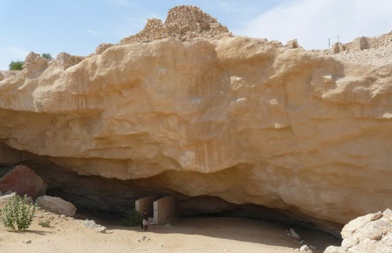 އުންމާންގެ ހުޅަނގު ސަހަރާގެ ތެރެއިން ފެނުނު އާސާރީ ސަރަހައްދުގައި ހުރި ކުރީގެ އިމާރާތެއްގެ ބައިތަކެއް. ވަށައިގެން ވާ ވަރުގަދަ ތަނބުތަކަކާ އެކު ބިނާ ކޮށްފައިވާ މި ސަހަރަކީ ޢާދު ބާގައި މީހުން ދިރިއުނު ސަރަހައްދު ކަމަށް ދިރާސާ ކުރާ މީހުން ބުނޭ.