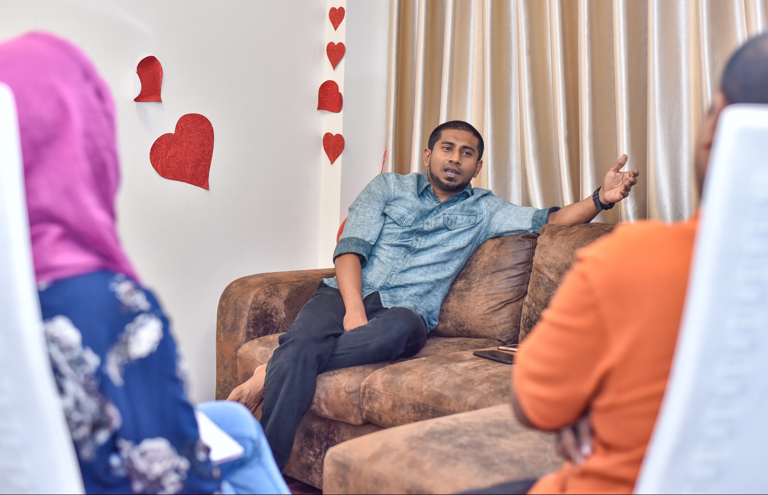 މަހްލޫފު އިއްޔެ "މިހާރު" އަށް އިންޓަވިއު ދެއްވަނީ.---މިހާރު ފޮޓޯ: ހުސެއިން ވަހީދު