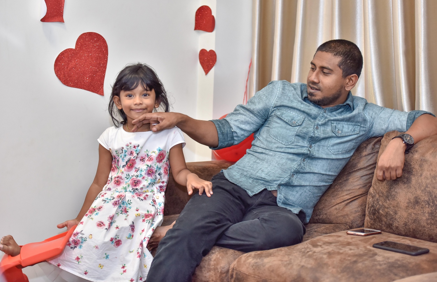 މަހްލޫފު އިއްޔެ "މިހާރު" އަށް އިންޓަވިއު ދެއްވަމުން އޭނާގެ ދަރިފުޅު އެލީއާ ސަމާސާ ކުރައްވަނީ: މަހްލޫފު ވިދާޅުވީ އޭނާ ޖަލަށް ލުމުން އެންމެ ބޮޑު ގެއްލުމެއް ވީ އެލީ އަށް ކަމަށް.---މިހާރު ފޮޓޯ: ނިޝާން އަލީ