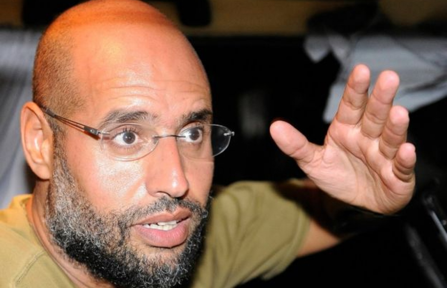 ގައްޒާފީގެ ދަރިކަލުން ސައިފުލް އިސްލާމް: ލަންޑަން ސްކޫލް އޮފް އިކޮނޮމިކްސް އިން 2008 ވަނަ އަހަރު ޕީއެޗްޑީ ހާސިލް ކުރައްވާފައިވާ ކަމަށްވޭ. --ފޮޓޯ:ރޮއިޓާސް