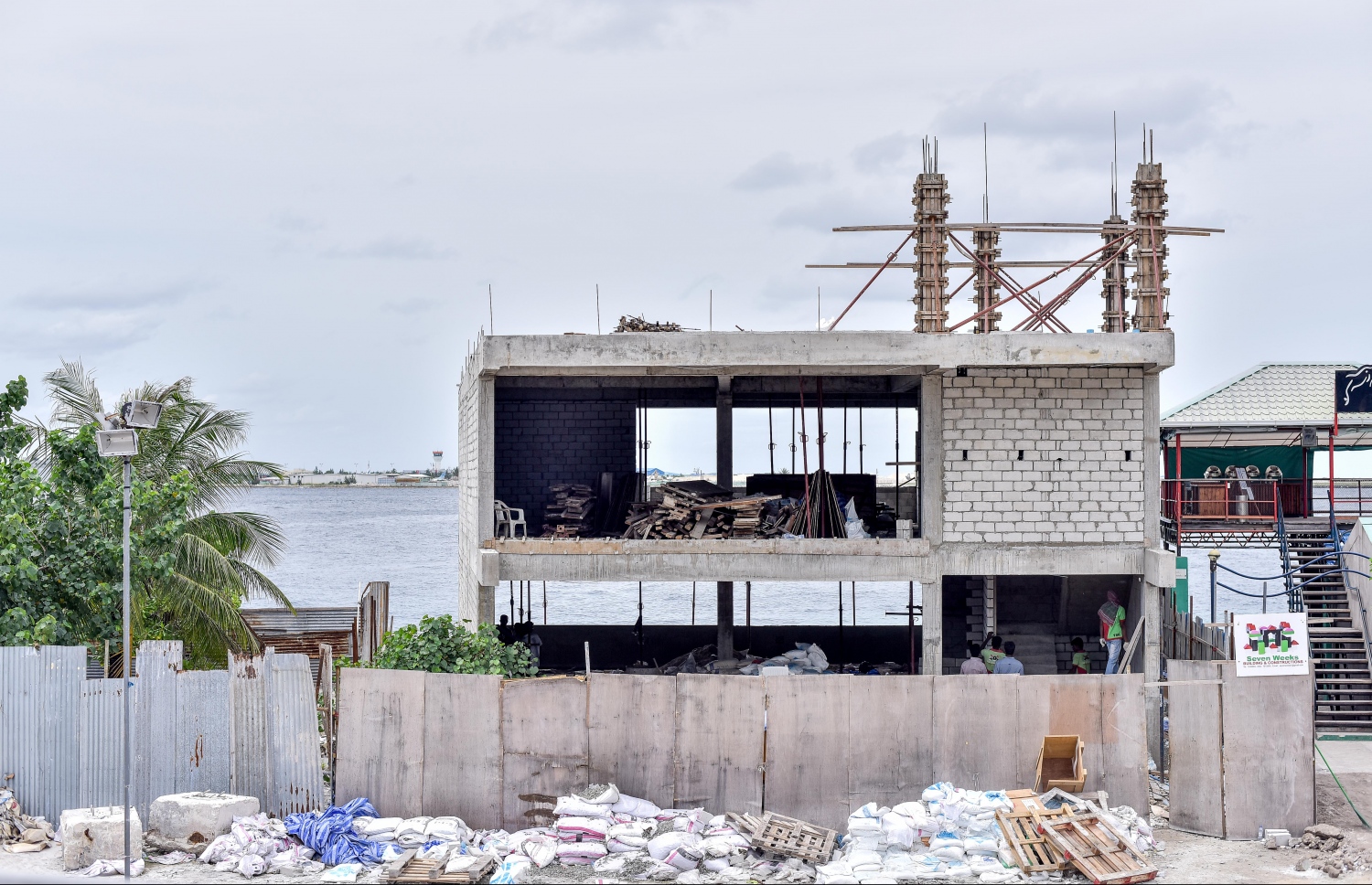 ޑޮންފިން ކެފޭ އާއި ކުރީގެ ލިލީސްއާ ދެމެދު އޮތް ހުސް ބިމުގައި ހަދަމުން އަންނަ ކެފޭ.---މިހާރު ފޮޓޯ: ނިޝާން އަލީ