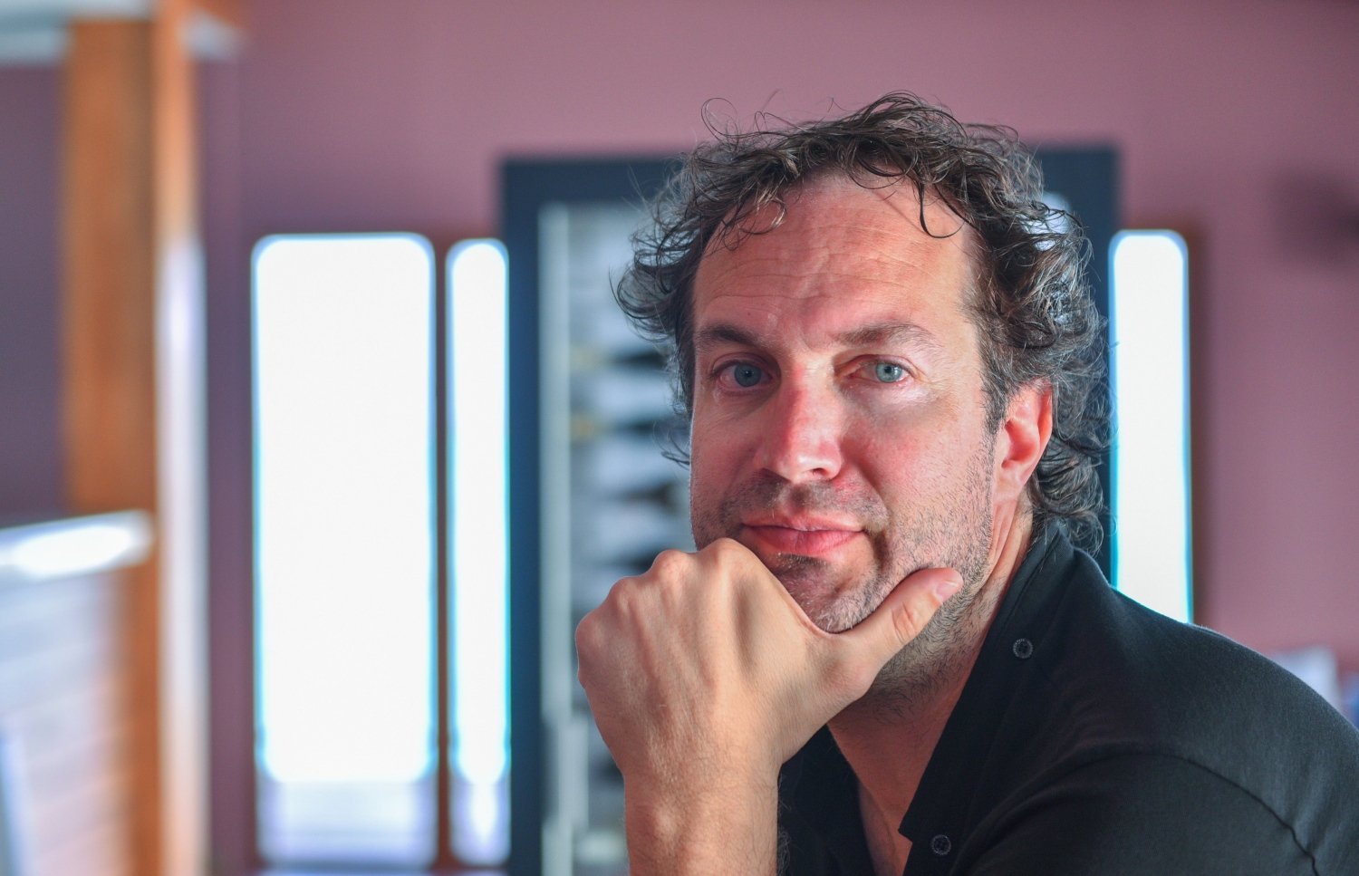 ކޮކޫން މޯލްޑިވްސް: ޖޫން 11، 2017- ޔޫރަޕްގައި އެންމެ މަޝްހޫރު އެއް ފަރުނީޗަރު އުފައްދާ ކުންފުނީގެ ވެރިޔާ ޑެނިއަލޭ ލާގޯ: އޭނާ ކޮކޫން މޯލްޑިވްސް ރިސޯޓް ޑިޒައިން ކޮށްފައި ވަނީ ރަށުގެ ގުދުރަތީ ރީތިކަމާއި ރާއްޖޭގެ ކަނޑުގެ ނޫ ކުލައިގެ ރީތިކަން ފެންނަ ގޮތަށް.---މިހާރު ފޮޓޯ: ހުސެއިން ވަހީދު