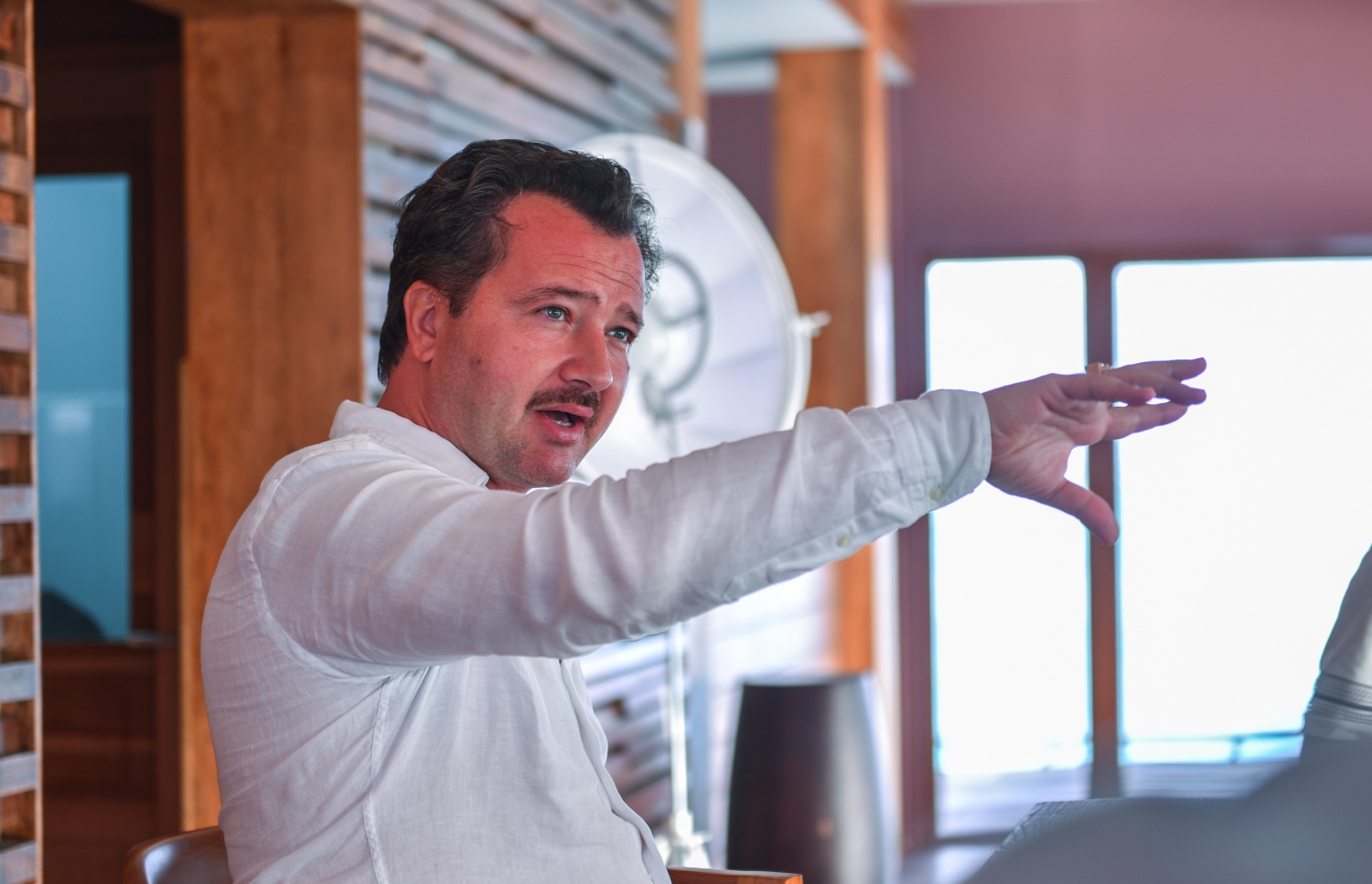 ކޮކޫން މޯލްޑިވްސް: ޖޫން 11، 2017- އިޓަލީގެ އެންމެ މަޝްހޫރު އެއް ޑިޒައިނިން ފާމް "ލާގޯ" އިން ޑިޒައިން ކޮށްފައިވާ ރާއްޖޭގެ ފުރަތަމަ ޑިޒައިނާ ރިސޯޓު ކޮކޫން މޯލްޑިވްސްގެ މެނޭޖިން ޑިރެކްޓަރު އެލެގްޒެންޑްރޯ އެތަނުގެ ރީތިކަން "މިހާރު" ގެ ނޫސްވެރިންނަށް ދަައްކަވަނީ: މި ރިސޯޓުގެ ރޫމް ރޭޓް އުޅެނީ ރެއަކަށް އެވްރެޖްކޮށް 400 ޑޮލަރުން ފެށިގެން މަތީގައި.---މިހާރު ފޮޓޯ: ހުސެއިން ވަހީދު