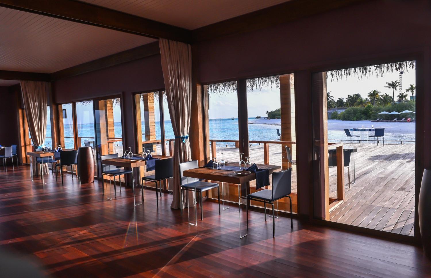 ކޮކޫން މޯލްޑިވްސް: ޖޫން 11، 2017- އިޓަލީގެ އެންމެ މަޝްހޫރު އެއް ޑިޒައިނިން ފާމް ކަމަށްވާ "ލާގޯ" އިން ޑިޒައިންކޮށްފައިވާ ރާއްޖޭގެ ފުރަތަމަ ޑިޒައިނާ ރިސޯޓު ކޮކޫން މޯލްޑިވްސްގެ މަންތާ ރެސްޓޯރަންޓް: މި ރިސޯޓުގެ މައިގަނޑު މާކެޓަކީ ޔޫރަޕު ކަމަށް ވިޔަސް ދެކުނު އެފްރިކާ އިން މަދުމަދުން މިހާރު ޓޫރިސްޓުން އަންނަން ވަނީ ފަށާފައި.---މިހާރު ފޮޓޯ: ހުސެއިން ވަހީދު