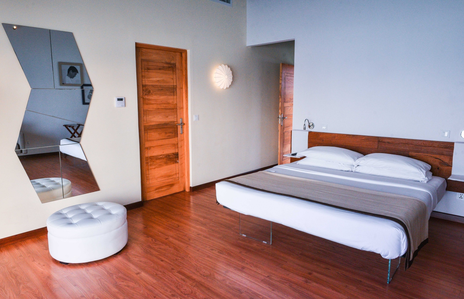 ކޮކޫން މޯލްޑިވްސް: ޖޫން 11، 2017- އިޓަލީގެ އެންމެ މަޝްހޫރު އެއް ޑިޒައިނިން ފާމް ކަމަށްވާ "ލާގޯ" އިން ޑިޒައިންކޮށްފައިވާ ރާއްޖޭގެ ފުރަތަމަ ޑިޒައިނާ ރިސޯޓު ކޮކޫން މޯލްޑިވްސްގެ ވޯޓާވިލާއެއްގެ އެތެރެ: މި ރިސޯޓުގެ ވިލާތަކުގަ އާއި ރެސްޓޯރަންޓާއި އެ ނޫން ވެސް އެކި ތަންތަނުގައި ބޭނުންކުރާ ހުރިހާ ފަރުނީޗަރު ތަކެއްގައި ހެން ހުންނަނީ ބިއްލޫރި ފައި ނުވަތަ މިޑް އެއާ ފަރުނީޗަރުތައް.---މިހާރު ފޮޓޯ: ހުސެއިން ވަހީދު