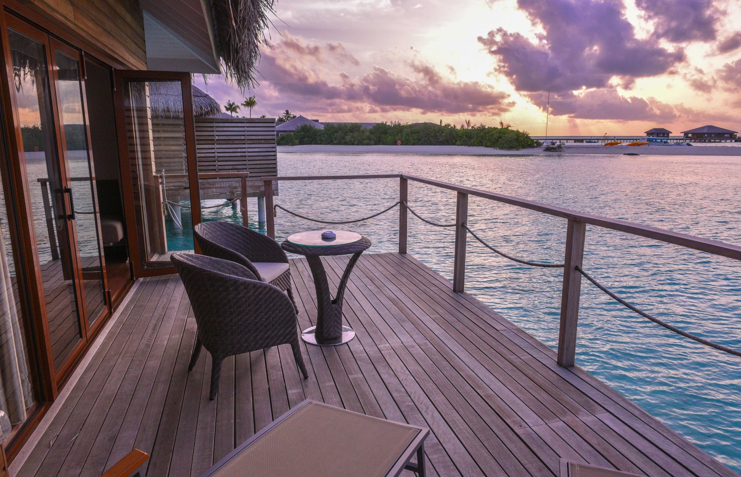 ކޮކޫން މޯލްޑިވްސް: ޖޫން 11، 2017- އިޓަލީގެ އެންމެ މަޝްހޫރު އެއް ޑިޒައިނިން ފާމް ކަމަށްވާ "ލާގޯ" އިން ޑިޒައިންކޮށްފައިވާ ރާއްޖޭގެ ފުރަތަމަ ޑިޒައިނާ ރިސޯޓު ކޮކޫން މޯލްޑިވްސްގެ ވޯޓާ ވިލާތައް: މި ރިސޯޓުގެ ވިލާތަކުގަ އާއި ރެސްޓޯރަންޓާއި އެ ނޫން ވެސް އެކި ތަންތަނުގައި ބޭނުންކުރާ ހުރިހާ ފަރުނީޗަރު ތަކެއްގައި ހެން ހުންނަނީ ބިއްލޫރި ފައި ނުވަތަ މިޑް އެއާ ފަރުނީޗަރުތައް.---މިހާރު ފޮޓޯ: ހުސެއިން ވަހީދު