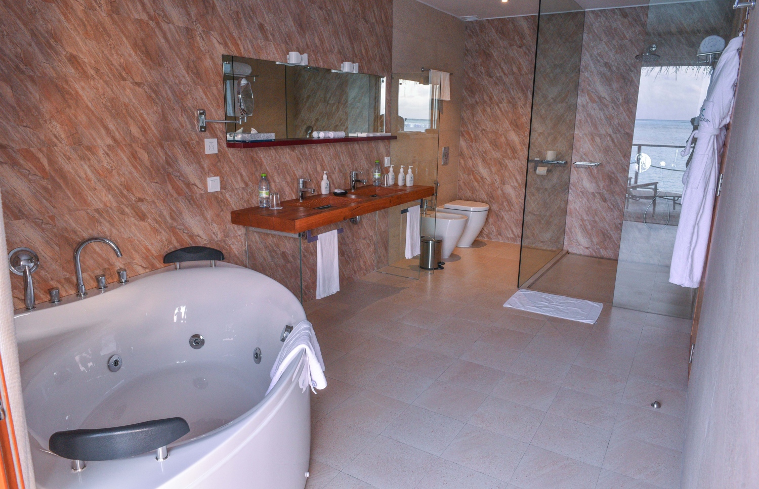 ކޮކޫން މޯލްޑިވްސް: ޖޫން 11، 2017- އިޓަލީގެ އެންމެ މަޝްހޫރު އެއް ޑިޒައިނިން ފާމް ކަމަށްވާ "ލާގޯ" އިން ޑިޒައިންކޮށްފައިވާ ރާއްޖޭގެ ފުރަތަމަ ޑިޒައިނާ ރިސޯޓު ކޮކޫން މޯލްޑިވްސްގެ ވޯޓާވިލާއެއްގެ ފާހާނާ.---މިހާރު ފޮޓޯ: ހުސެއިން ވަހީދު