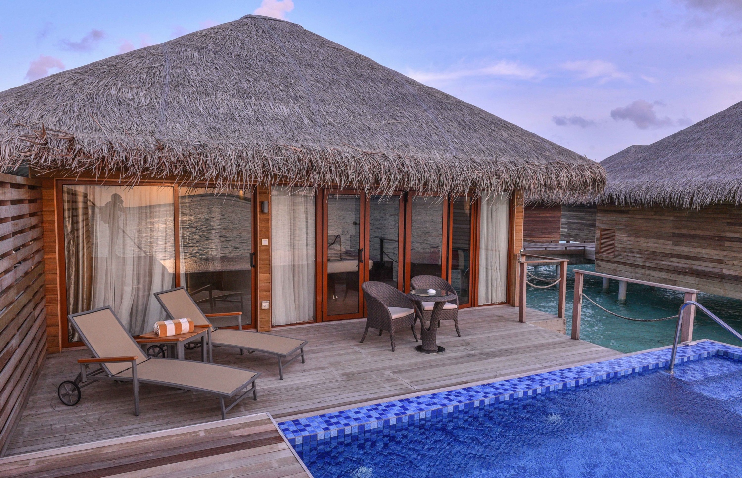 ކޮކޫން މޯލްޑިވްސް: ޖޫން 11، 2017- އިޓަލީގެ އެންމެ މަޝްހޫރު އެއް ޑިޒައިނިން ފާމް ކަމަށްވާ "ލާގޯ" އިން ޑިޒައިންކޮށްފައިވާ ރާއްޖޭގެ ފުރަތަމަ ޑިޒައިނާ ރިސޯޓު ކޮކޫން މޯލްޑިވްސްގެ ކޮކޫން ސުއިޓް.---މިހާރު ފޮޓޯ: ހުސެއިން ވަހީދު