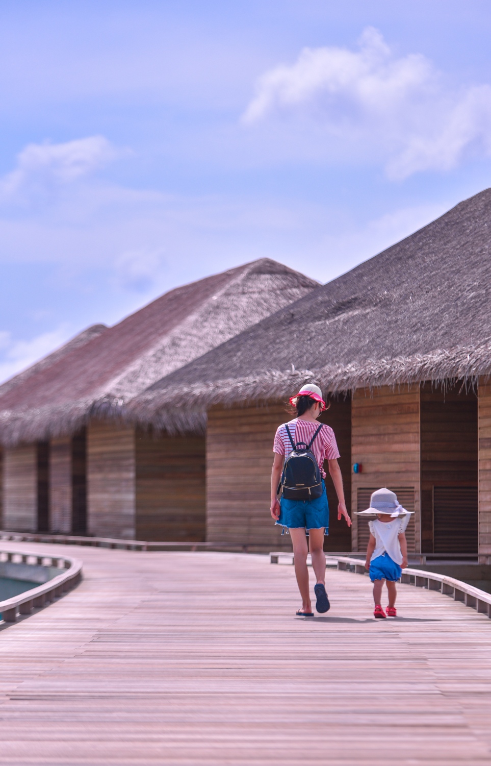 ކޮކޫން މޯލްޑިވްސް: ޖޫން 11، 2017- އިޓަލީގެ އެންމެ މަޝްހޫރު އެއް ޑިޒައިނިން ފާމް ކަމަށްވާ "ލާގޯ" އިން ޑިޒައިންކޮށްފައިވާ ރާއްޖޭގެ ފުރަތަމަ ޑިޒައިނާ ރިސޯޓު ކޮކޫން މޯލްޑިވްސްގެ ވޯޓާވިލާތައް ކައިރިން ޓޫރިސްޓަކު ކުޑަކުއްޖަކު ގޮވައިގެން ހިނގާފައި ދަނީ.---މިހާރު ފޮޓޯ: ހުސެއިން ވަހީދު