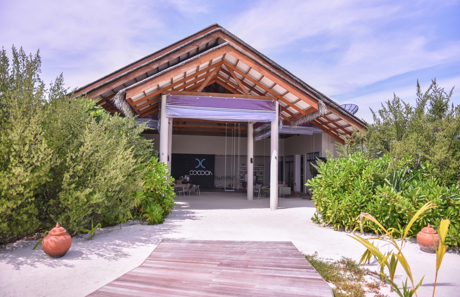 ކޮކޫން މޯލްޑިވްސް: ޖޫން 11، 2017- އިޓަލީގެ އެންމެ މަޝްހޫރު އެއް ޑިޒައިނިން ފާމް ކަމަށްވާ "ލާގޯ" އިން ޑިޒައިންކޮށްފައިވާ ރާއްޖޭގެ ފުރަތަމަ ޑިޒައިނާ ރިސޯޓު ކޮކޫން މޯލްޑިވްސްގެ ލޮބީ އޭރިއާ.---މިހާރު ފޮޓޯ: ހުސެއިން ވަހިދު