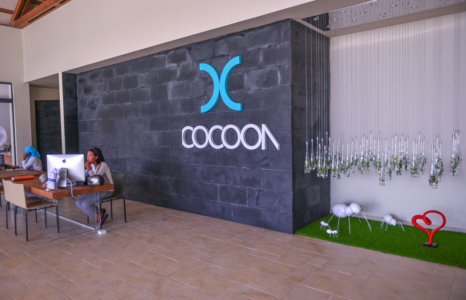 ކޮކޫން މޯލްޑިވްސް: ޖޫން 11، 2017- އިޓަލީގެ އެންމެ މަޝްހޫރު އެއް ޑިޒައިނިން ފާމް ކަމަށްވާ "ލާގޯ" އިން ޑިޒައިންކޮށްފައިވާ ރާއްޖޭގެ ފުރަތަމަ ޑިޒައިނާ ރިސޯޓު ކޮކޫން މޯލްޑިވްސް: މި ރިސޯޓު ތަރައްގީ ކުރިއިރު އެންމެ ބޮޑު އިސްކަމެއް ދިނީ ގުދުރަތީ ރީތިކަން ނުގެއްލޭ ގޮތަށް ރަށް ފުރިހަމަ ކުރުމަށް ކަމަށް އެތަނުގެ މެނޭޖްމަންޓުން ބުނޭ.---މިހާރު ފޮޓޯތައް: ހުސެއިން ވަހީދު