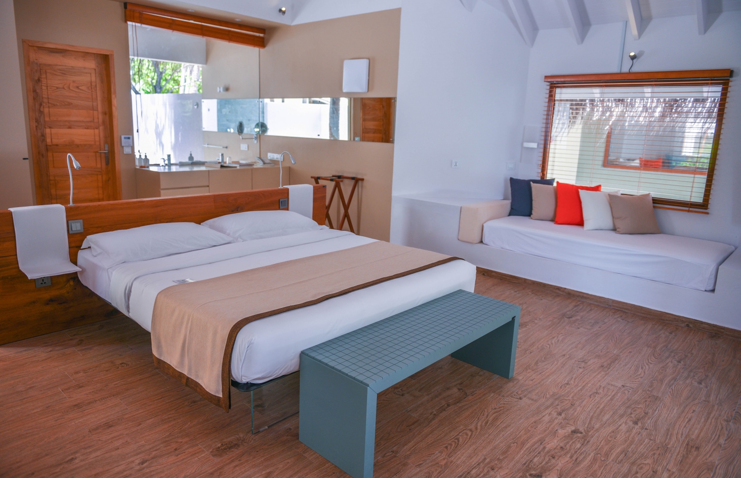 ކޮކޫން މޯލްޑިވްސް: ޖޫން 11، 2017- އިޓަލީގެ އެންމެ މަޝްހޫރު އެއް ޑިޒައިނިން ފާމް ކަމަށްވާ "ލާގޯ" އިން ޑިޒައިންކޮށްފައިވާ ރާއްޖޭގެ ފުރަތަމަ ޑިޒައިނާ ރިސޯޓު ކޮކޫން މޯލްޑިވްސްގެ ސުއިޓެއް: މި ރިސޯޓުގެ ވިލާތަކުގަ އާއި ރެސްޓޯރަންޓާއި އެ ނޫން ވެސް އެކި ތަންތަނުގައި ބޭނުންކުރާ ހުރިހާ ފަރުނީޗަރު ތަކެއްގައި ހެން ހުންނަނީ ބިއްލޫރި ފައި ނުވަތަ މިޑް އެއާ ފަރުނީޗަރުތައް.---މިހާރު ފޮޓޯ: ހުސެއިން ވަހީދު