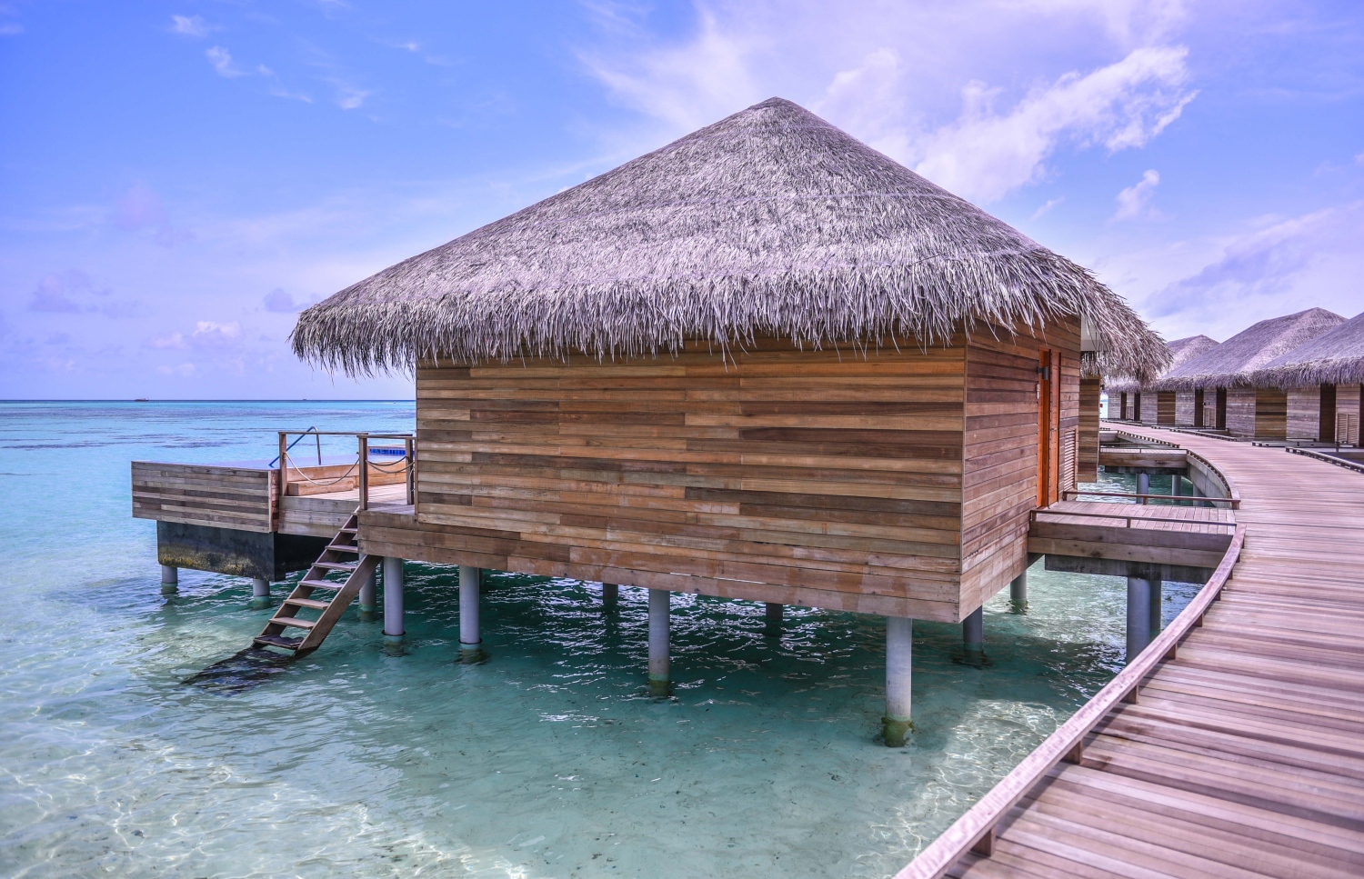 ކޮކޫން މޯލްޑިވްސް: ޖޫން 11، 2017- އިޓަލީގެ އެންމެ މަޝްހޫރު އެއް ޑިޒައިނިން ފާމް ކަމަށްވާ "ލާގޯ" އިން ޑިޒައިންކޮށްފައިވާ ރާއްޖޭގެ ފުރަތަމަ ޑިޒައިނާ ރިސޯޓު ކޮކޫން މޯލްޑިވްސްގެ ވޯޓާވިލާތައް: މި ރިސޯޓުގެ ވިލާތަކުގަ އާއި ރެސްޓޯރަންޓާއި އެ ނޫން ވެސް އެކި ތަންތަނުގައި ބޭނުންކުރާ ހުރިހާ ފަރުނީޗަރު ތަކެއްގައި ހެން ހުންނަނީ ބިއްލޫރި ފައި ނުވަތަ މިޑް އެއާ ފަރުނީޗަރުތައް.---މިހާރު ފޮޓޯ: ހުސެއިން ވަހީދު