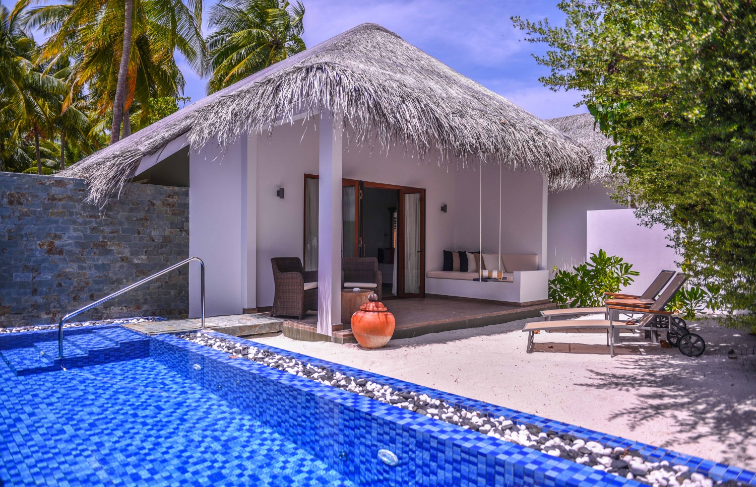 ކޮކޫން މޯލްޑިވްސް: ޖޫން 11، 2017- އިޓަލީގެ އެންމެ މަޝްހޫރު އެއް ޑިޒައިނިން ފާމް ކަމަށްވާ "ލާގޯ" އިން ޑިޒައިންކޮށްފައިވާ ރާއްޖޭގެ ފުރަތަމަ ޑިޒައިނާ ރިސޯޓު ކޮކޫން މޯލްޑިވްސްގެ ކޮކޫން ސުއިޓެއް.---މިހާރު ފޮޓޯ: ހުސެއިން ވަހީދު