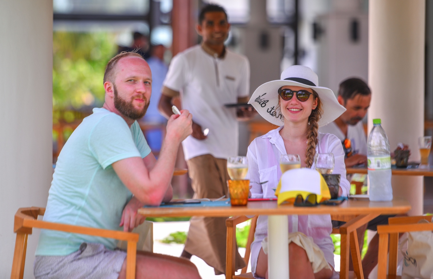 ކޮކޫން މޯލްޑިވްސް: ޖޫން 11، 2017- އިޓަލީގެ އެންމެ މަޝްހޫރު އެއް ޑިޒައިނިން ފާމް ކަމަށްވާ "ލާގޯ" އިން ޑިޒައިންކޮށްފައިވާ ރާއްޖޭގެ ފުރަތަމަ ޑިޒައިނާ ރިސޯޓު ކޮކޫން މޯލްޑިވްސްގެ ދެ ޓޫރިސްޓަކު އެތަނުގެ ރެސްޓޯރަންޓެއްގައި މަޑުކޮށްލައިގެން.---މިހާރު ފޮޓޯ: ހުސެއިން ވަހީދު