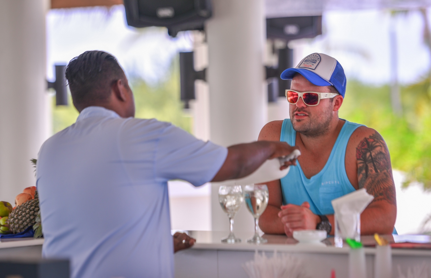 ކޮކޫން މޯލްޑިވްސް: ޖޫން 11، 2017- އިޓަލީގެ އެންމެ މަޝްހޫރު އެއް ޑިޒައިނިން ފާމް ކަމަށްވާ "ލާގޯ" އިން ޑިޒައިންކޮށްފައިވާ ރާއްޖޭގެ ފުރަތަމަ ޑިޒައިނާ ރިސޯޓު ކޮކޫން މޯލްޑިވްސްގެ ބާ އިން ޓޫރިސްޓަކު ޚިދުމަތް ހޯދަނީ.---މިހާރު ފޮޓޯ: ހުސެއިން ވަހީދު