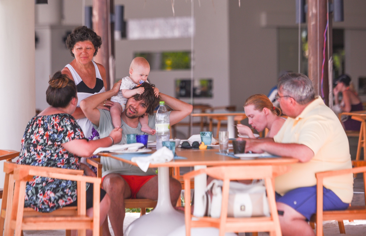 ކޮކޫން މޯލްޑިވްސް: ޖޫން 11، 2017- އިޓަލީގެ އެންމެ މަޝްހޫރު އެއް ޑިޒައިނިން ފާމް ކަމަށްވާ "ލާގޯ" އިން ޑިޒައިންކޮށްފައިވާ ރާއްޖޭގެ ފުރަތަމަ ޑިޒައިނާ ރިސޯޓު ކޮކޫން މޯލްޑިވްސްގައި ތިބި ޓޫރިސްޓުންތަކެއް މެންދުރުގެ ކެއުމަށް އިންސާފު ކުރަނީ.---މިހާރު ފޮޓޯ: ހުސެއިން ވަހީދު