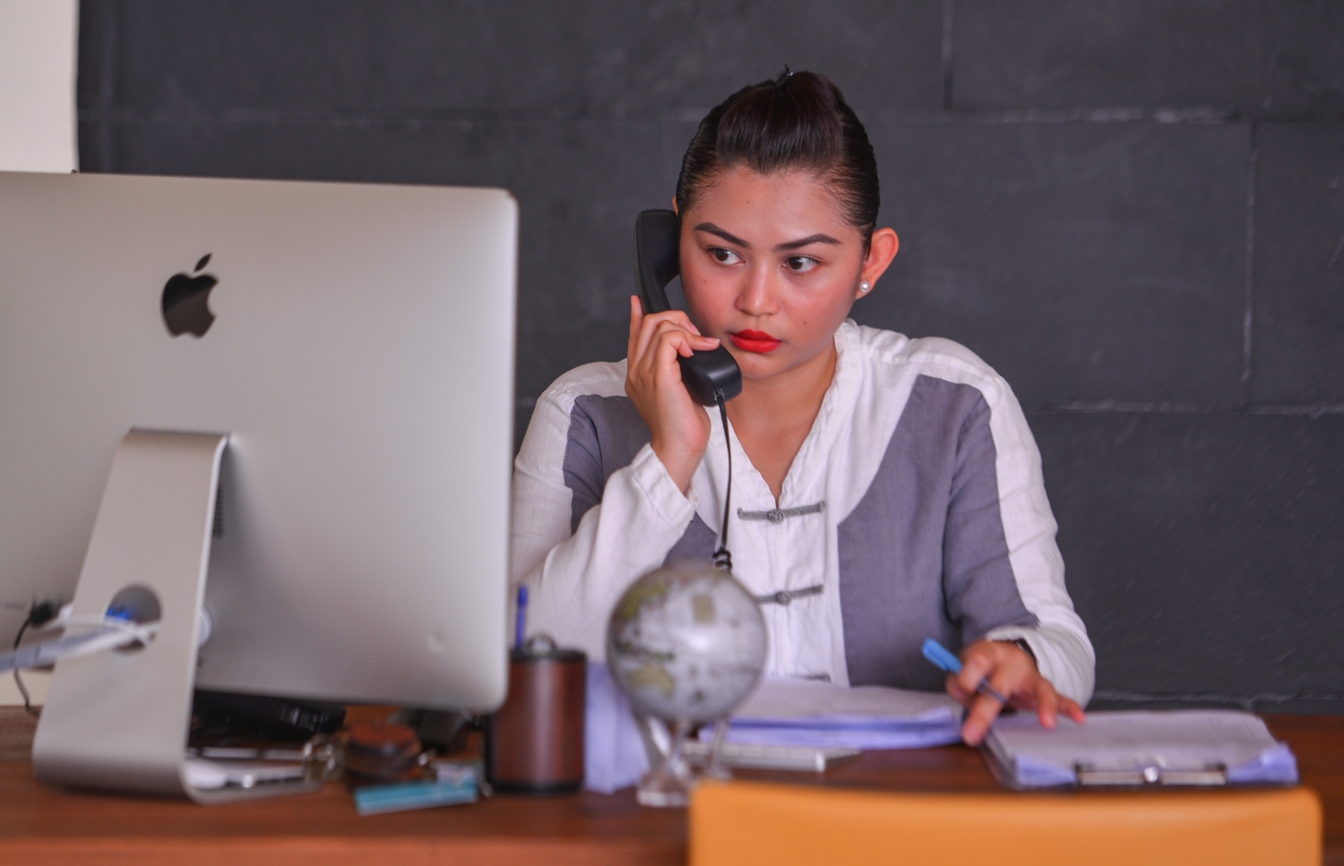 ކޮކޫން މޯލްޑިވްސް: ޖޫން 11، 2017- އިޓަލީގެ އެންމެ މަޝްހޫރު އެއް ޑިޒައިނިން ފާމް ކަމަށްވާ "ލާގޯ" އިން ޑިޒައިންކޮށްފައިވާ ރާއްޖޭގެ ފުރަތަމަ ޑިޒައިނާ ރިސޯޓު ކޮކޫން މޯލްޑިވްސްގެ ރިސެޕްޝަންގައި އެތަނުގެ މުވައްޒަފު މީހަކާ ފޯނުން ވާހަކަ ދައްކަނީ.---މިހާރު ފޮޓޯ: ހުސެއިން ވަހީދު