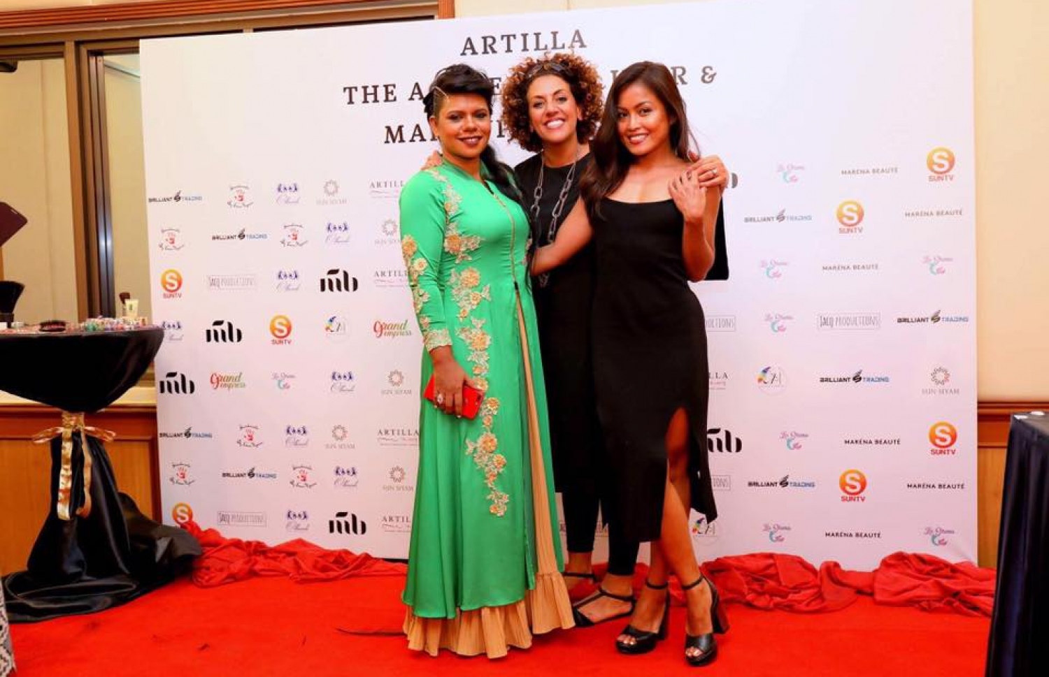 ރާއްޖެ އައި ބައިނަލްއަގްވާމީ މޭކަޕް އާޓިސްޓެއްގެ އިވެންޓެއްގައި ސުނީތާ (ވ). އޭނާ އަޅައިގެން ހުރި ހެދުމަކީ މި ފަހުން އޭނާ ފެހި އެންމެ ރީތި ހެދުން-- ފޮޓޯ/ ސުނީތާގެ ފޭސްބުކް ޕޭޖް