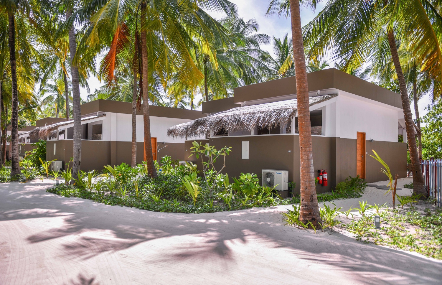 ކޮކޫން މޯލްޑިވްސް: ޖޫން 11، 2017- އިޓަލީގެ އެންމެ މަޝްހޫރު އެއް ޑިޒައިނިން ފާމް ކަމަށްވާ "ލާގޯ" އިން ޑިޒައިންކޮށްފައިވާ ރާއްޖޭގެ ފުރަތަމަ ޑިޒައިނާ ރިސޯޓު ކޮކޫން މޯލްޑިވްސްގެ ވޯޓާ ވިލާތައް: މި ރިސޯޓުގެ ވިލާތަކުގަ އާއި ރެސްޓޯރަންޓާއި އެ ނޫން ވެސް އެކި ތަންތަނުގައި ބޭނުންކުރާ ހުރިހާ ފަރުނީޗަރު ތަކެއްގައި ހެން ހުންނަނީ ބިއްލޫރި ފައި ނުވަތަ މިޑް އެއާ ފަރުނީޗަރުތައް.---މިހާރު ފޮޓޯ: ހުސެއިން ވަހީދު