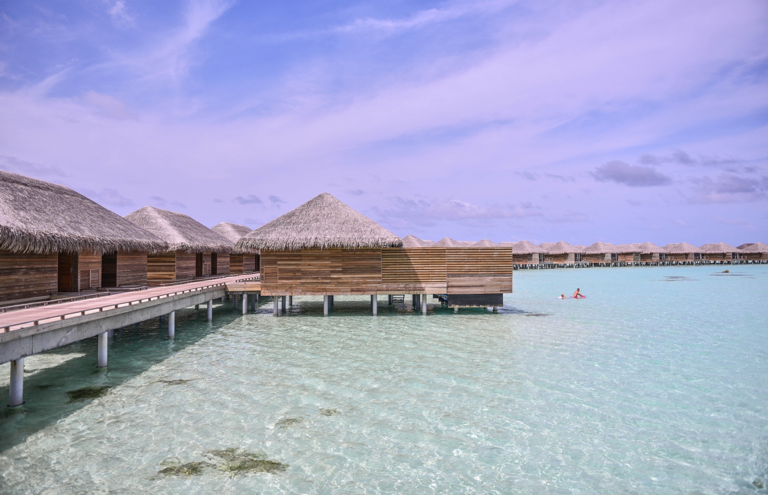 ކޮކޫން މޯލްޑިވްސް: ޖޫން 11، 2017- އިޓަލީގެ އެންމެ މަޝްހޫރު އެއް ޑިޒައިނިން ފާމް ކަމަށްވާ "ލާގޯ" އިން ޑިޒައިންކޮށްފައިވާ ރާއްޖޭގެ ފުރަތަމަ ޑިޒައިނާ ރިސޯޓު ކޮކޫން މޯލްޑިވްސްގެ ވޯޓާ ވިލާތައް: މި ރިސޯޓުގެ ވިލާތަކުގަ އާއި ރެސްޓޯރަންޓާއި އެ ނޫން ވެސް އެކި ތަންތަނުގައި ބޭނުންކުރާ ހުރިހާ ފަރުނީޗަރު ތަކެއްގައި ހެން ހުންނަނީ ބިއްލޫރި ފައި ނުވަތަ މިޑް އެއާ ފަރުނީޗަރުތައް.---މިހާރު ފޮޓޯ: ހުސެއިން ވަހީދު