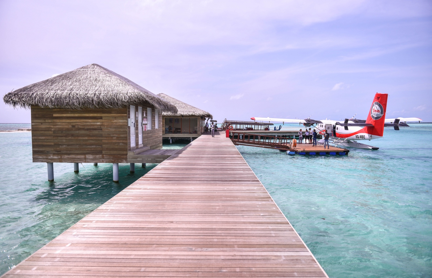 ކޮކޫން މޯލްޑިވްސް: ޖޫން 11، 2017- އިޓަލީގެ އެންމެ މަޝްހޫރު އެއް ޑިޒައިނިން ފާމް ކަމަށްވާ "ލާގޯ" އިން ޑިޒައިންކޮށްފައިވާ ރާއްޖޭގެ ފުރަތަމަ ޑިޒައިނާ ރިސޯޓު ކޮކޫން މޯލްޑިވްސް އިން ސީޕްލޭނެއް މާލެ އަށް ފުރުމަށް ތައްޔާރު ވަނީ: ހިތްގައިމު ބޮޑު ފަޅެއްގެ ތެރޭގައި އޮންނަ މި ރިސޯޓުގެ ހުރިހާ ކޮޓަރިތަކާއި ރެސްޓޯރަންޓްތަކުގައި ބޭނުންކޮށްފައި ވަނީ ލާގޯގެ ފަރުނީޗަރު.---މިހާރު ފޮޓޯތައް: ހުސެއިން ވަހީދު