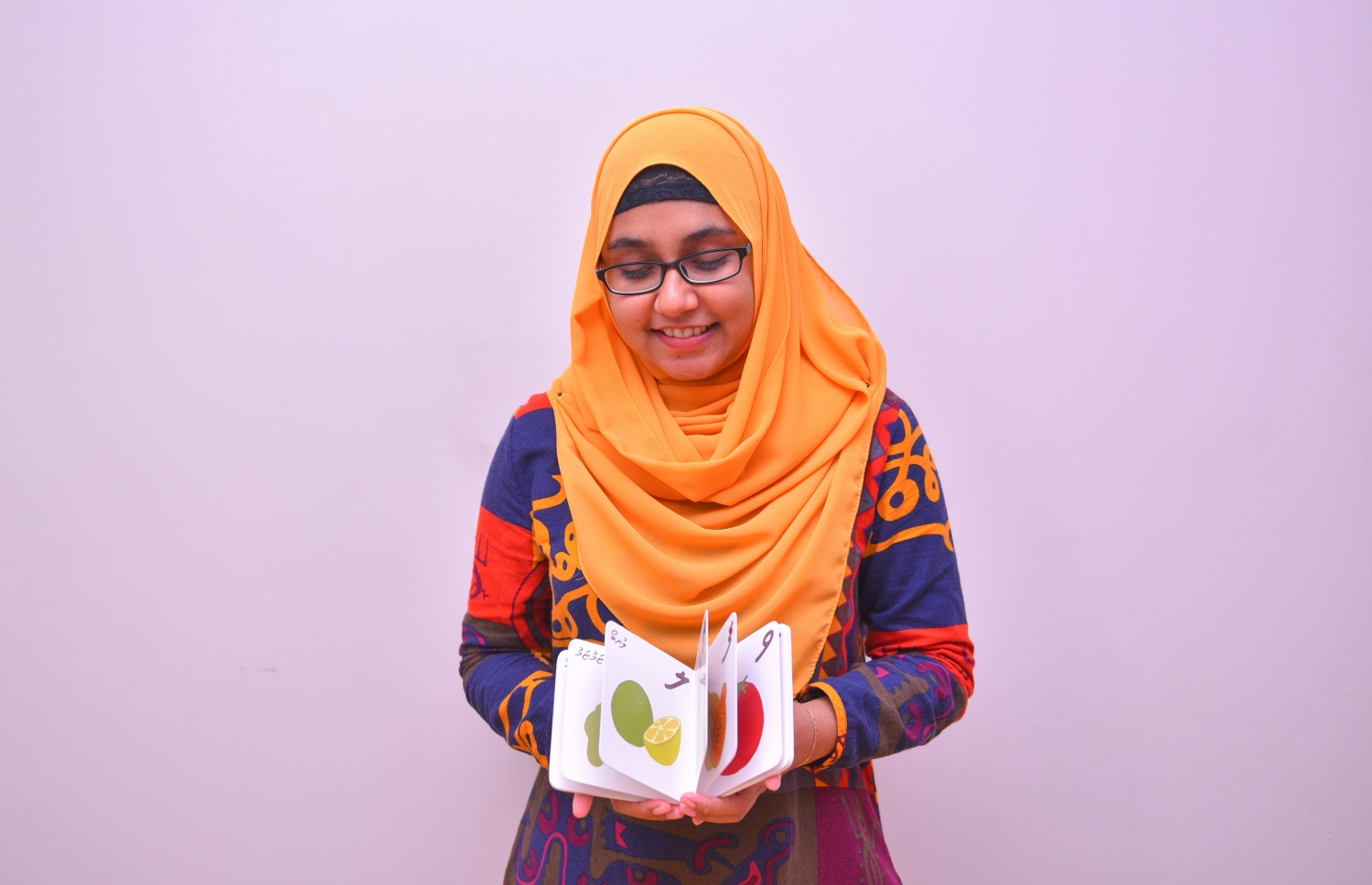 ޝަރީހާން އޭނާގެ "ހ ށ ދަސްކުރަމާ" ފޮތް ދައްކާލަނީ. ފޮޓޯ: ހުސެން ވަހީދު/ މިހާރު