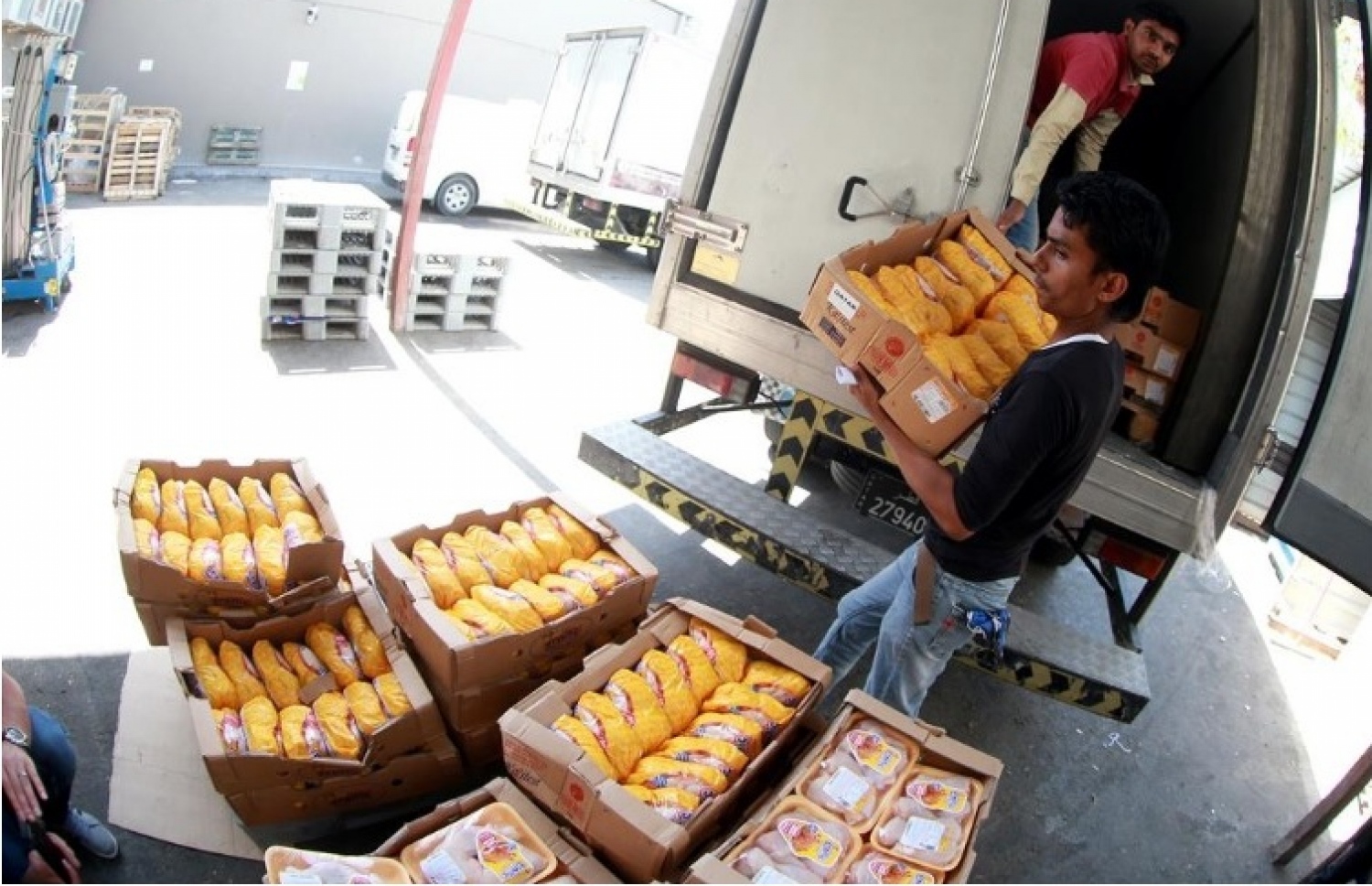 ތުރުކީން ގަތަރަށް ފޮނުވި ފިނިކުރި ކުކުޅު ވެހިކަލަކުން ބާލަނީ.