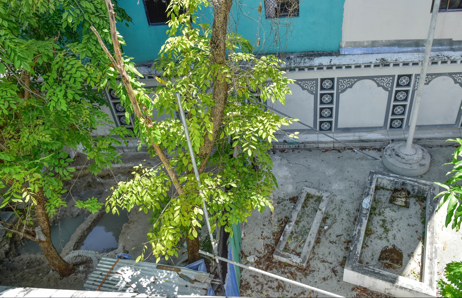 އަލިރަސްގެފާނާއި ރާވެރިބޭގެ މަހާނަ އޮތް ސަރަހައްދު ޓިނު ޖަހައި ބަންދުކޮށްފައި އަދި އޭގެ ފަހަތުން ވަޅުތައް ކޮންނަނީ --ފޮޓޯ: ނިޝާން އަލީ/ މިހާރު