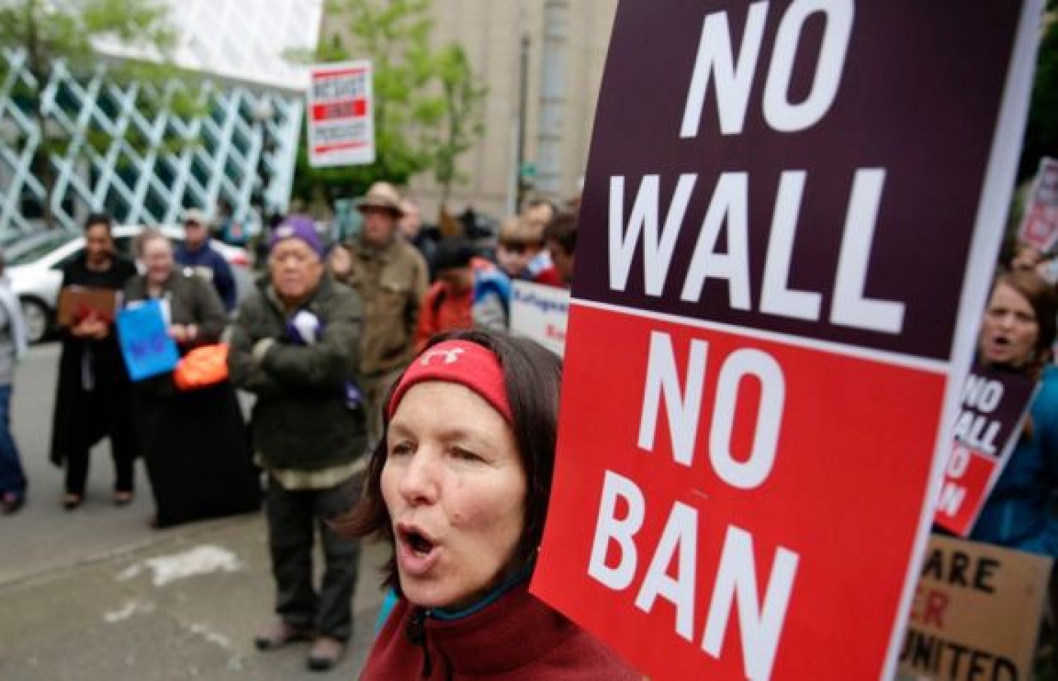 މުސްލިމް މަނާކުރުމަށް ޓްރަމްޕް ނެރުއްވި އަމުރާ ދެކޮޅަށް އެމެރިކާގައި ވަނީ މުޒާހަރާތައް އިތުރުވެފައި. --ފޮޓޯ:އޭއެފްޕީ