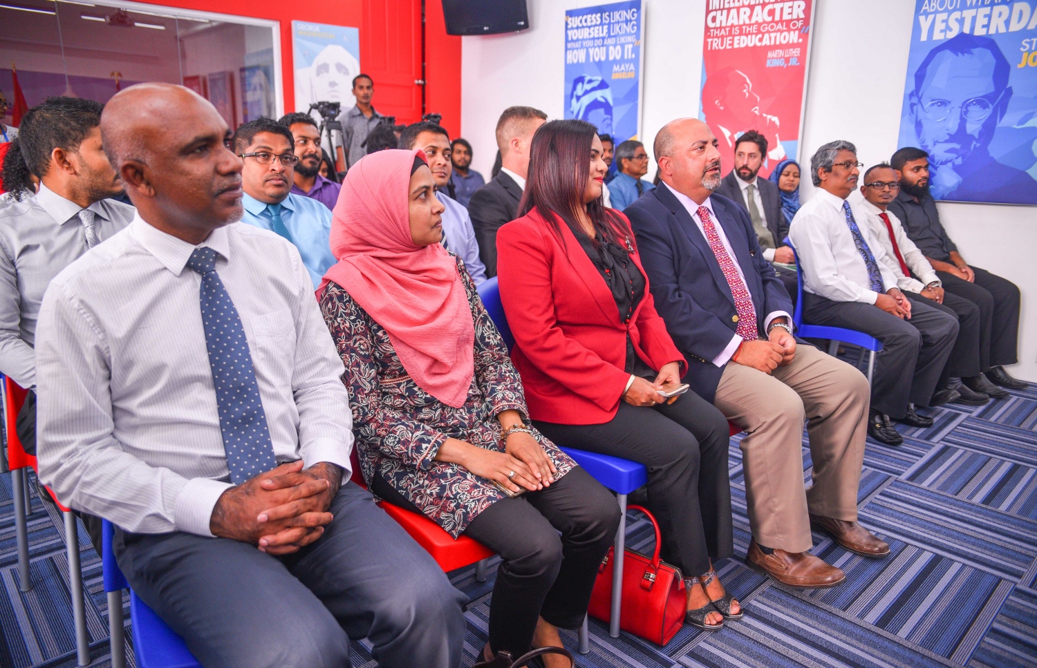 އެމެރިކަން ސެންޓަރު ހުޅުވަން ބޭއްވި ރަސްމިއްޔާތުގައި ބައިވެރިވެވަޑައިގެންނެވި ބައެއް ބޭފުޅުން: އާ ސެންޓަރު ހިންގާނީ ނޭޝަނަލް ބިއުރޯ އޮފް ކްލެސިފިކޭޝަންގެ އިމާރާތުގައި.-- ފޮޓޯ: ހުސެއިން ވަހީދު/ މިހާރު