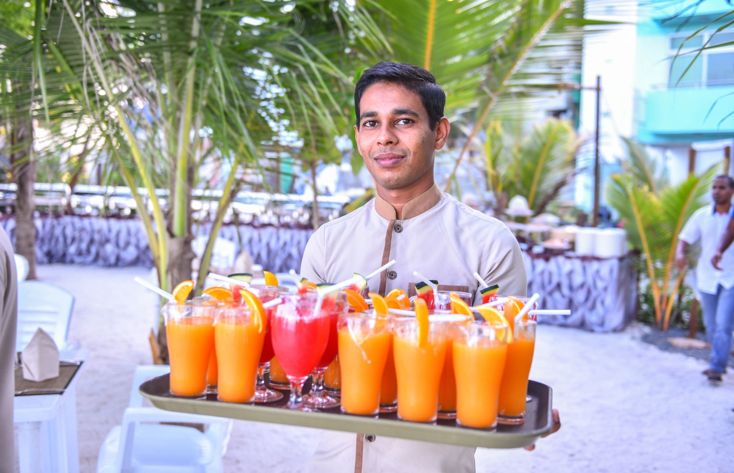 ހުޅުމާލޭގައި ހުންނަ އޯޝަން ގްރޭންޑް ގެސްޓް ހައުސްގައި ރޯދަ ވީއްލުމަށް ބީޗްގައި ކާބޯތަކެތި އަތުރައި ތައްޔާރުކުރުމުގައި ވެއިޓަރުން ހަރަކާތްތެރިވަނީ. -- ފޮޓޯ: ހުސެން ވަހީދު/މިހާރު